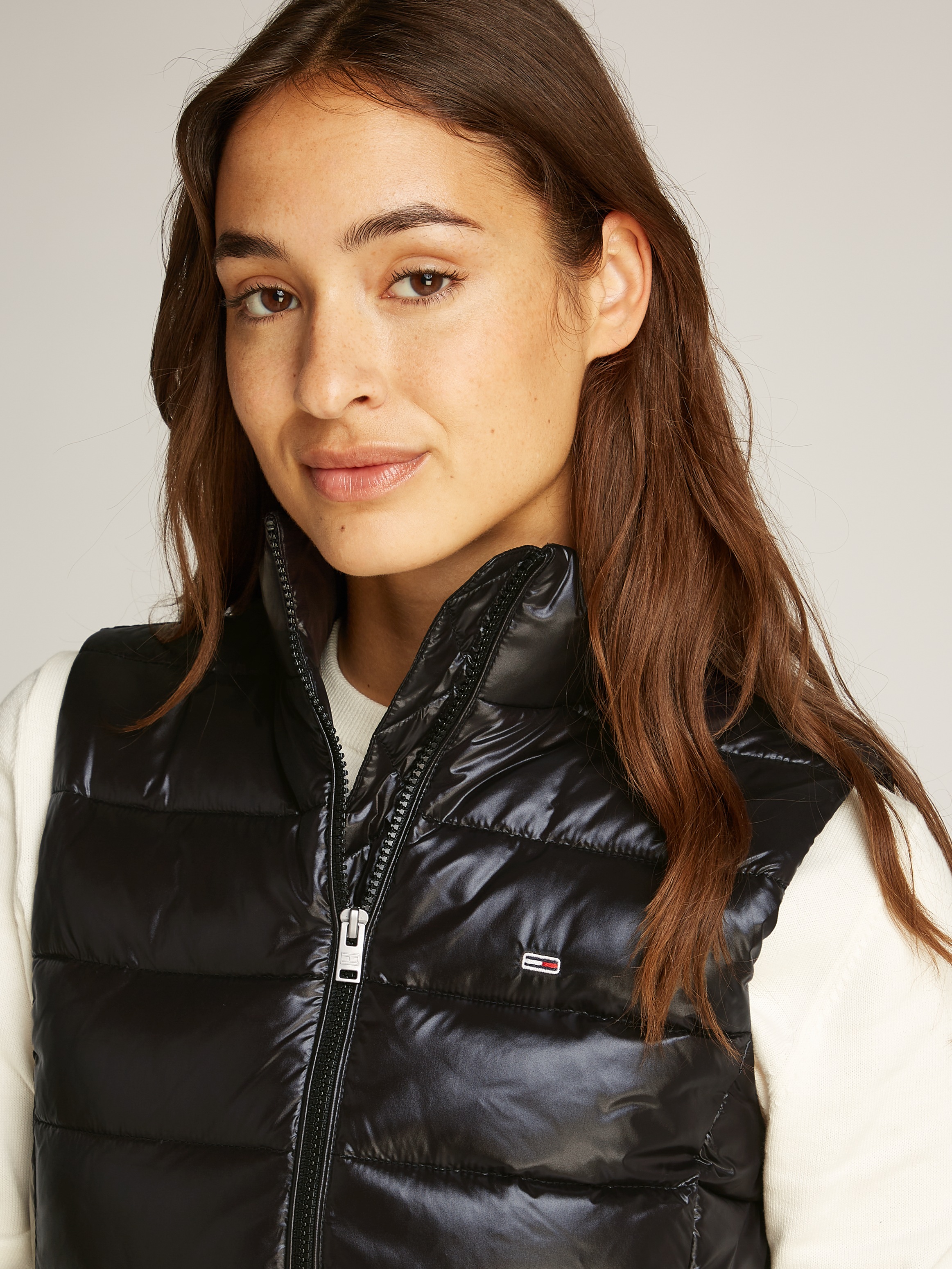 Tommy Jeans Steppweste »TJW ESSENTIAL TAPE VEST«, in glänzender Optik, mit leichter Wattierung