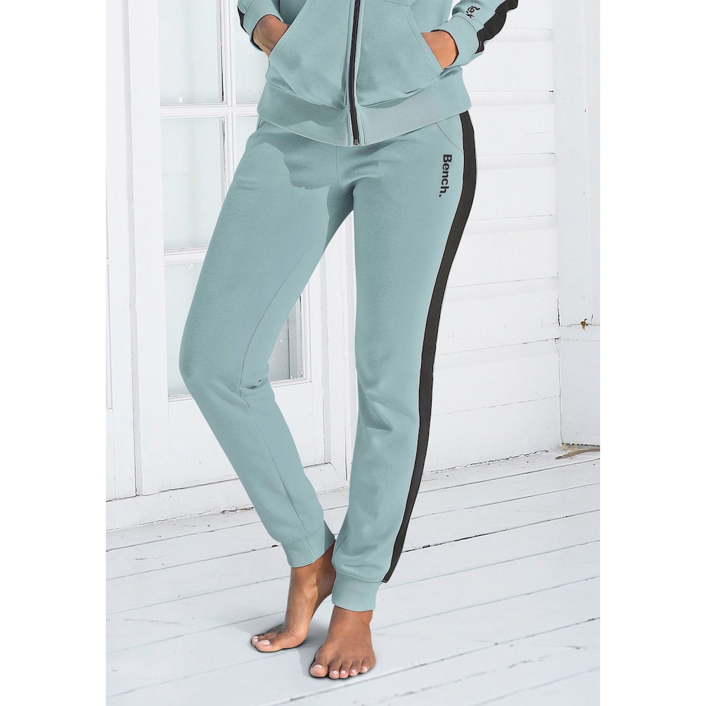 Bench. Loungewear Sweathose, mit Seitenstreifen und schmalem Bein, Loungeanzug