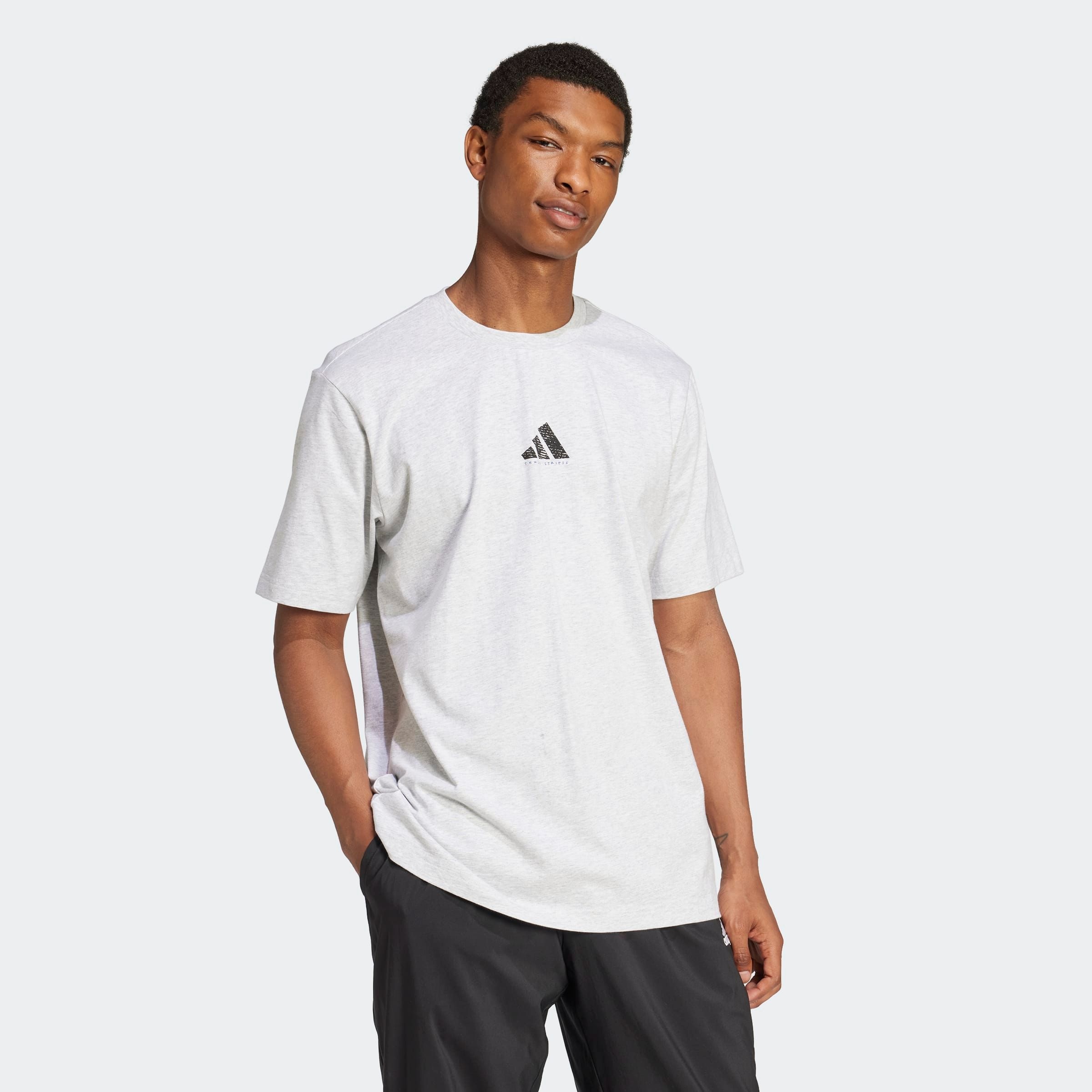 adidas Sportswear T-Shirt »CODES PHOTOREAL GRAPHIC« sportlicher Stil, ohne Verschluss, mit Rückenprint, aus Baumwolle