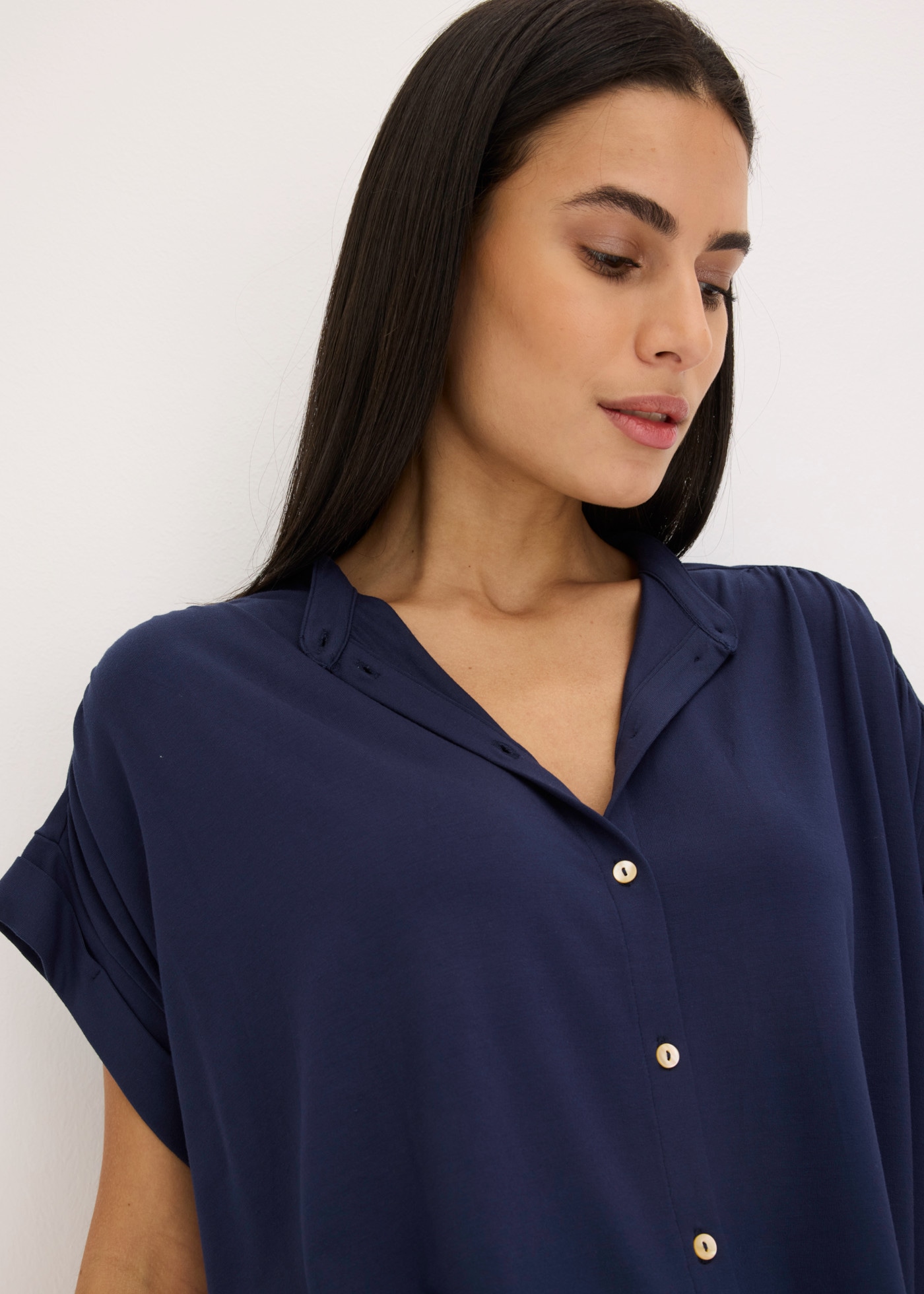 bonprix Blusenshirt aus Viskose, lässige Passform, Kurzarm, ohne Kragen, festlicher Stil