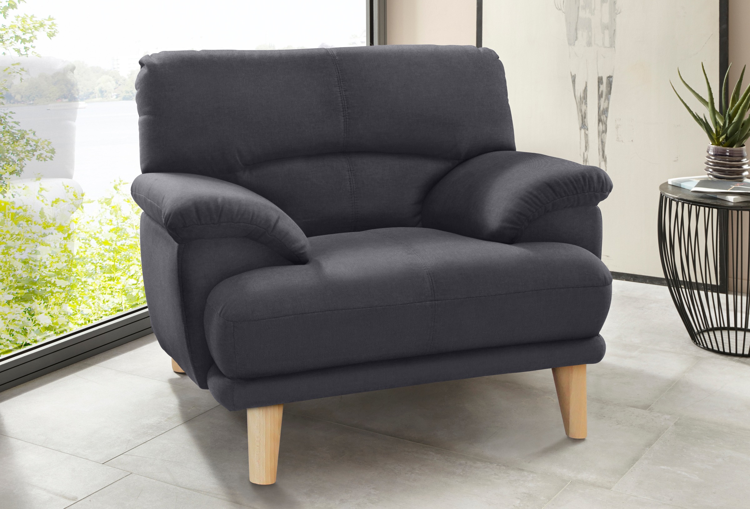 TRENDMANUFAKTUR Sessel »Cecilia, Loungesessel, italienisches Design, bequeme Armlehnen« aufwendige Rückenverarbeitung für hohen Sitzkomfort, Holzfuß