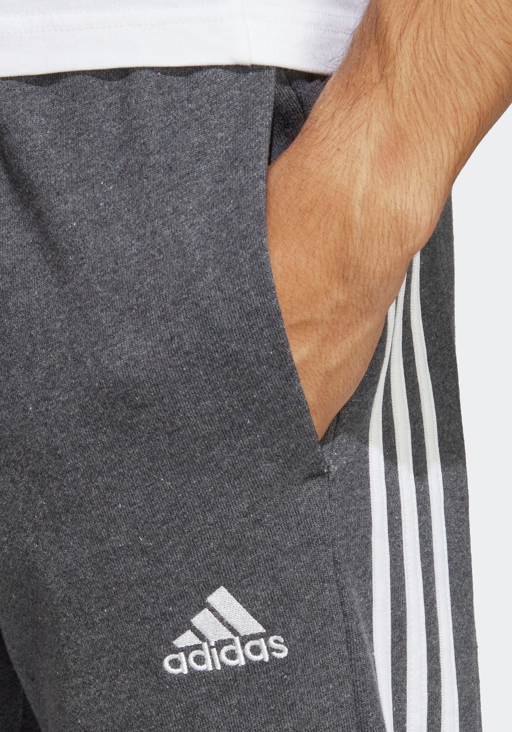adidas Sportswear Sporthose »ESSENTIALS FRENCH TERRY TAPERED CUFF 3STREIFEN HOSE«, (1 tlg.), weiche Jogginghose