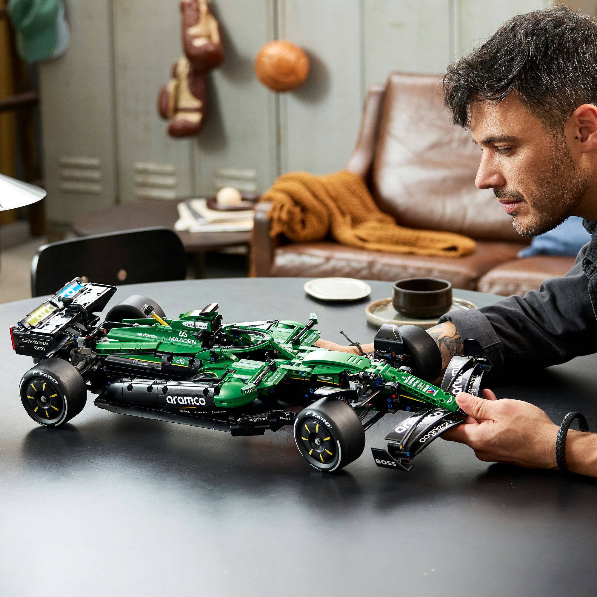 LEGO® Konstruktionsspielsteine »Aston Martin Aramco AMR25 F1 Auto (42240), LEGO Technic« Made in Europe