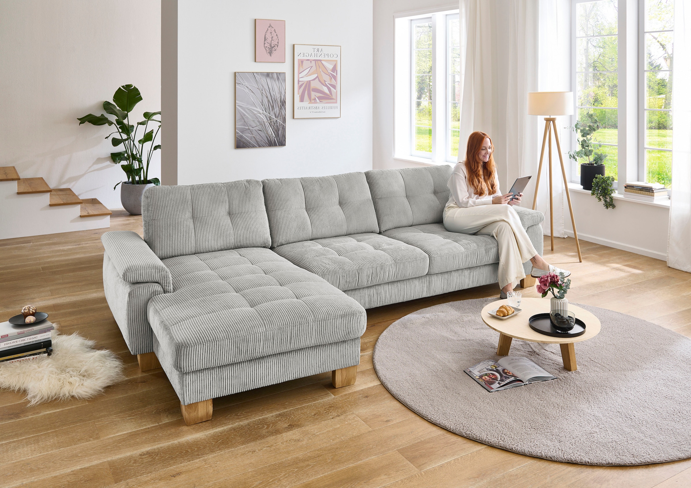 Die PlanBar Ecksofa »PP-LA19101 L-Form, Breite 316 cm« wahlweise mit Bettfunktion und verstellbaren Kopfstützen, in Cord
