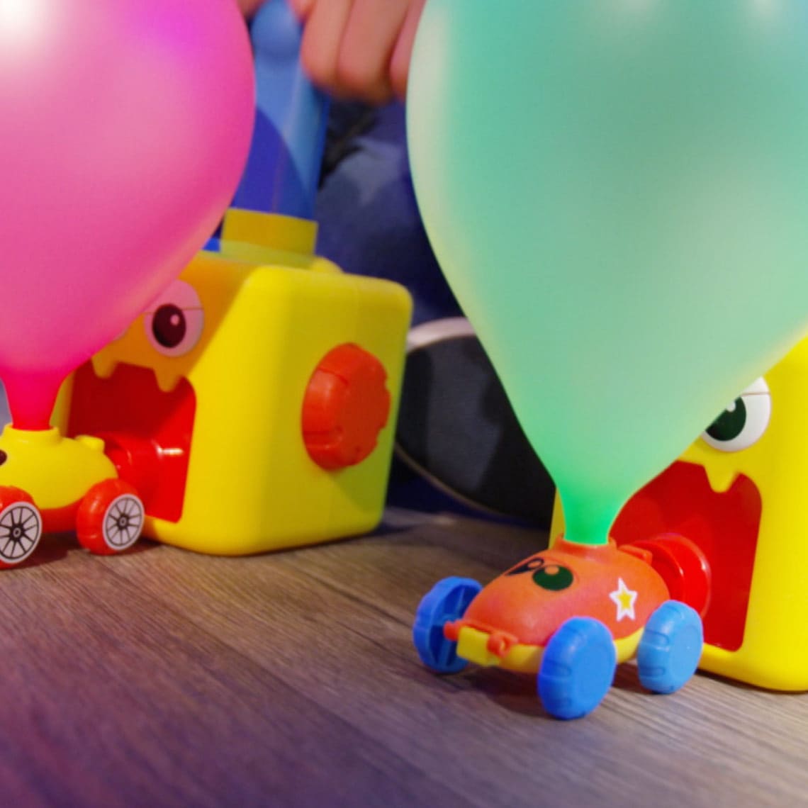 MediaShop Spielzeug-Auto »Balloon Zoom - Sonder-Doppel-Set«, (Set, 2 tlg.), 2 x ballonbetriebenes, fahrendes & fliegendes Spielzeugset