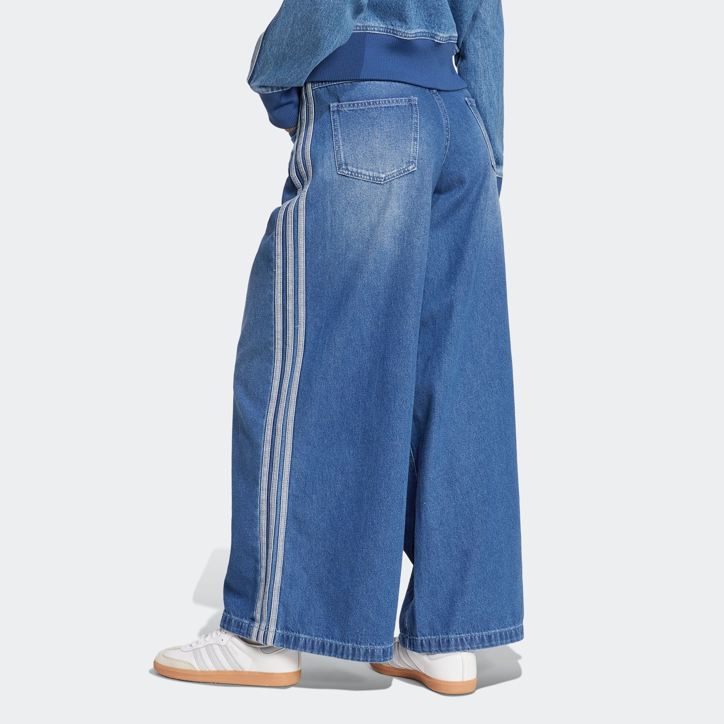 adidas Originals Sporthose »DENIM WIDE PANT«, (1 tlg.), adidas Jeans, lässiger Style von der Moder der 90er inspiriert