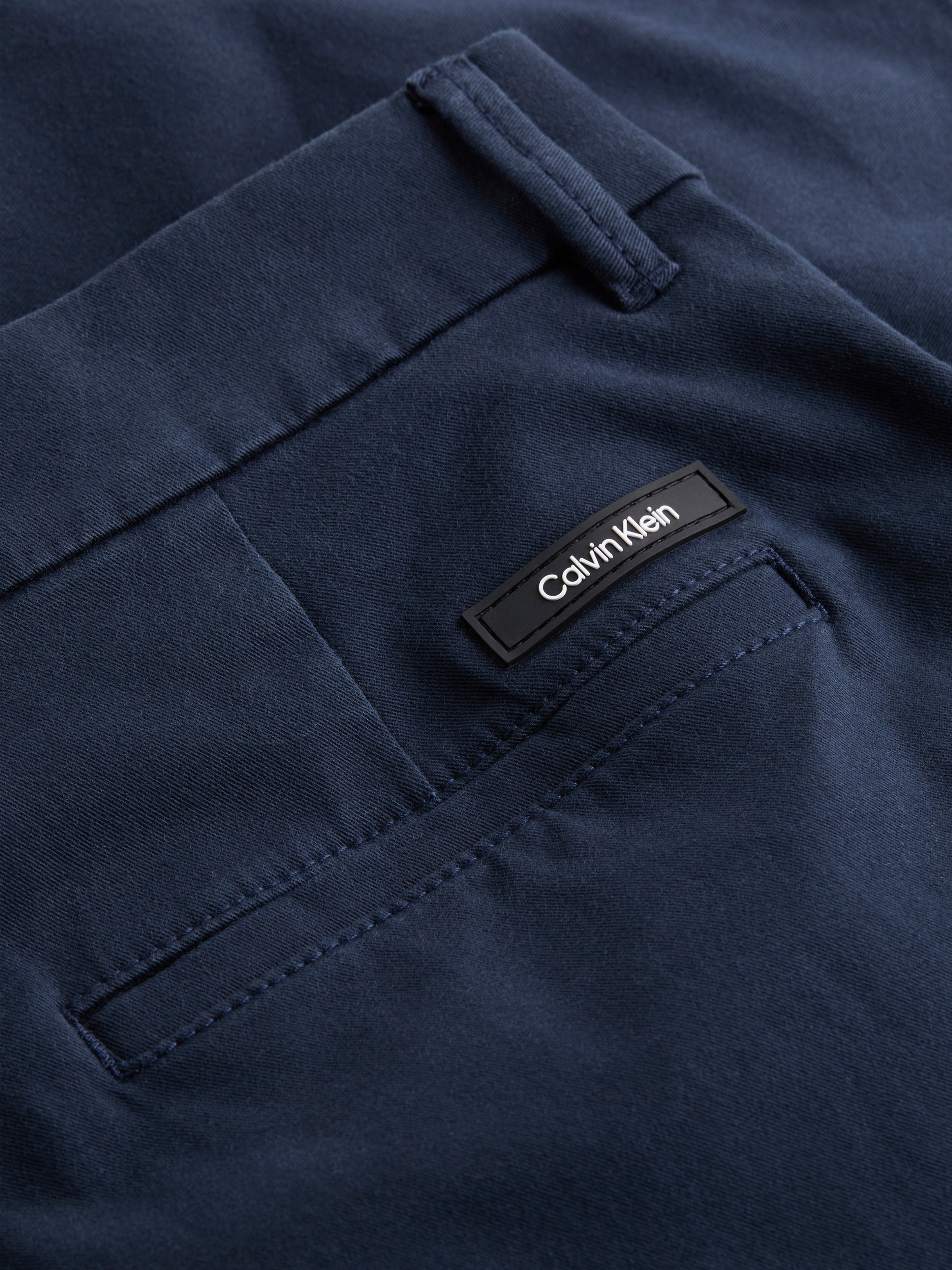 Calvin Klein Chinoshorts »MODERN TWILL SLIM CHINO SHORT«, mit Logo-Patch