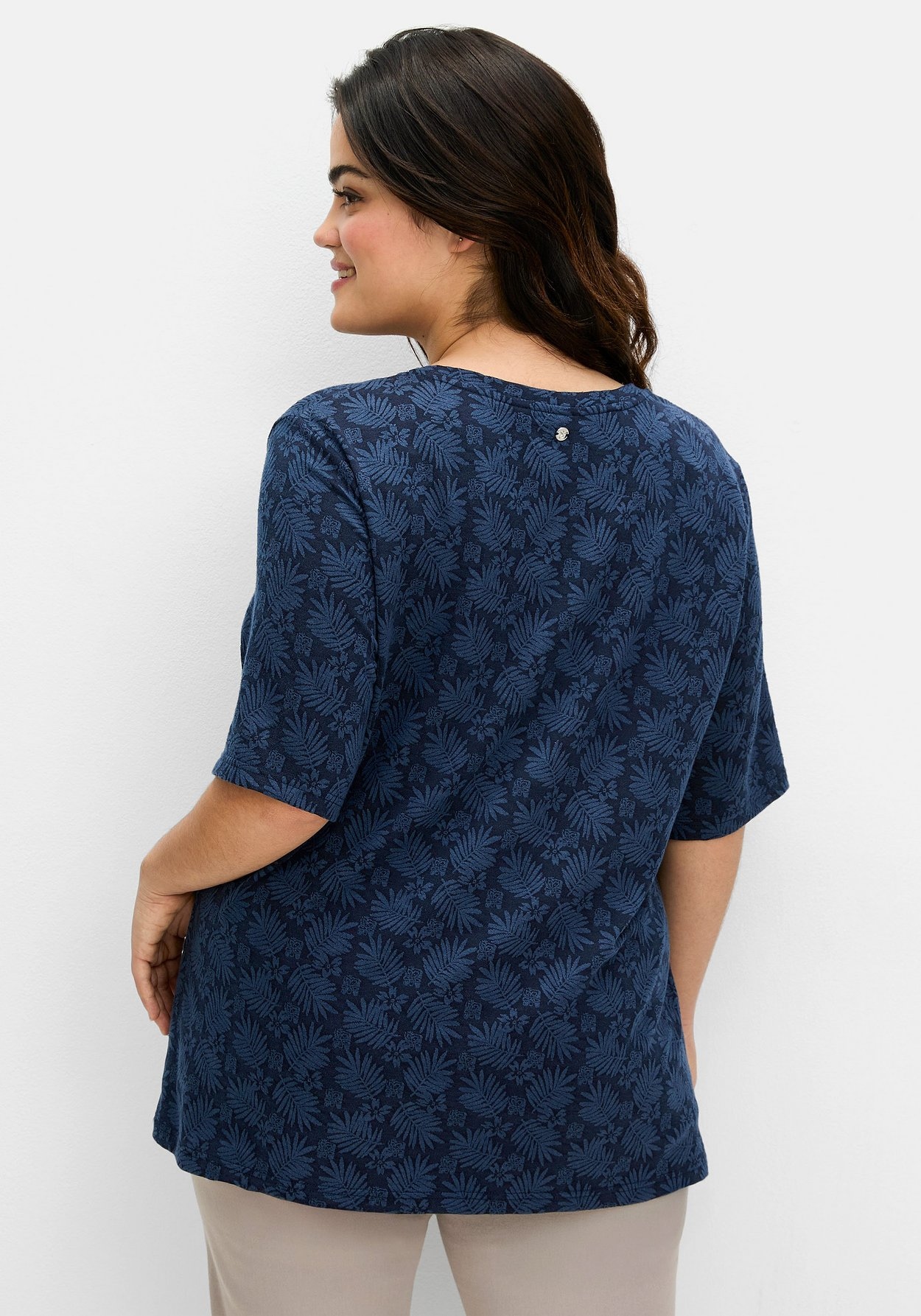 Sheego T-Shirt »Shirt mit Alloverprint, leicht tailliert«