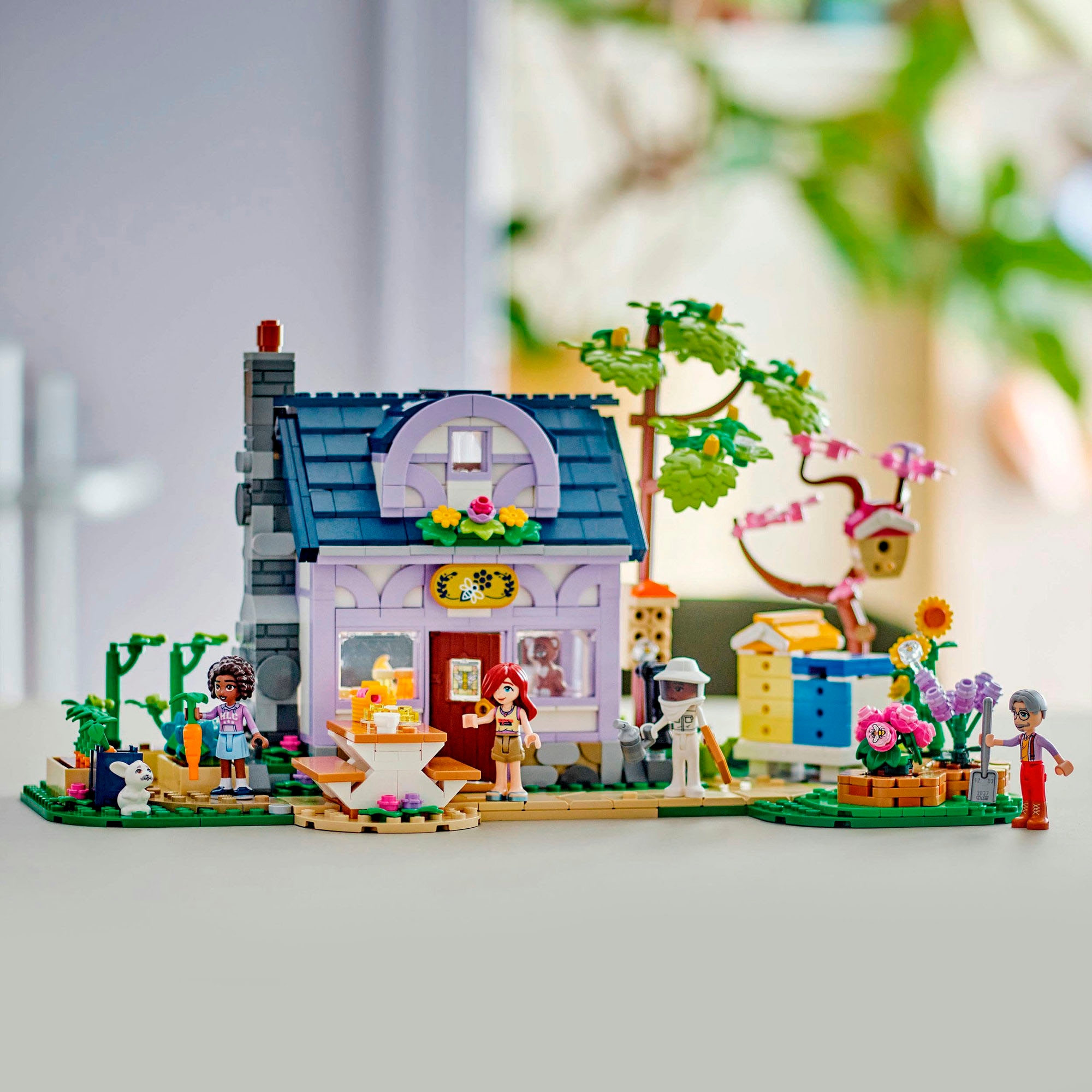 LEGO® Konstruktionsspielsteine »Haus und Blumengarten der Imker (42669), LEGO Friends«, (1161 St.), Made in Europe