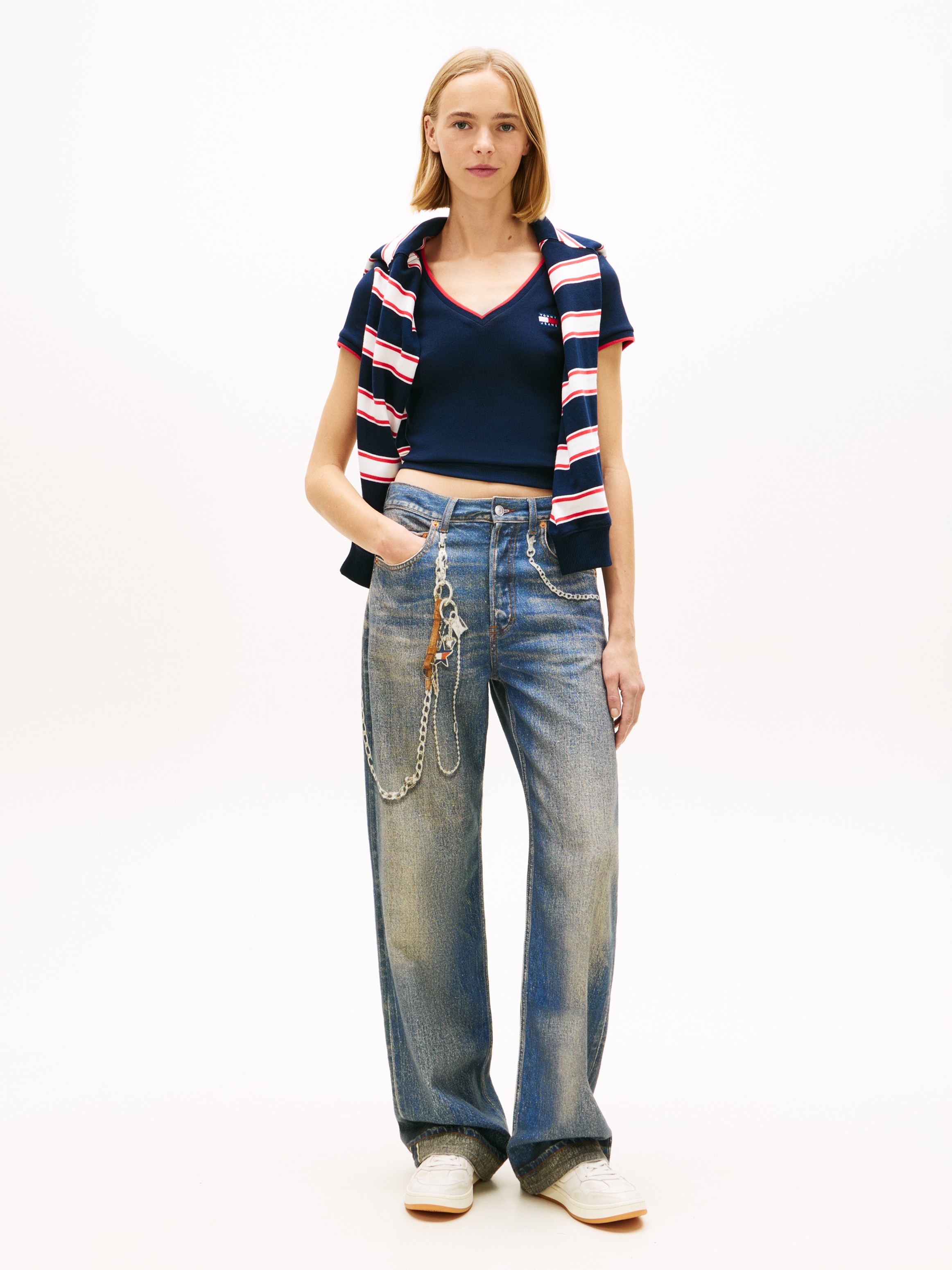 Tommy Jeans Kurzarmshirt »TJW SLIM BADGE V-NECK TEE« mit dem V-Ausschnitt