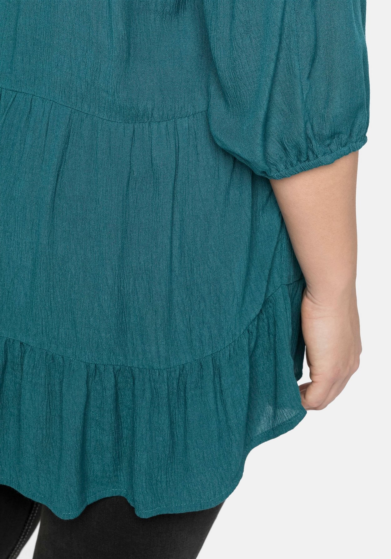 Sheego Kurzarmbluse »Bluse aus Crêpe, mit Volants am Saum«