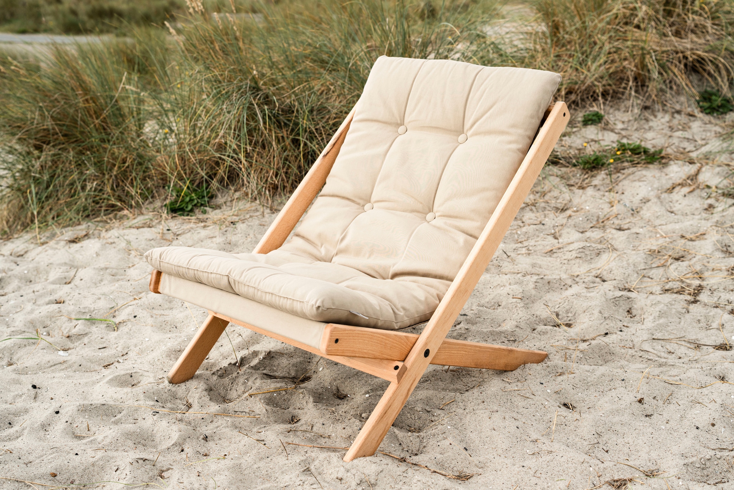 Karup Design Loungesessel "BOOGIE Out™, Gartenstuhl, Outdoor, aus FSCzertifiziertem Massivholz" (B/H/T ca: 65x75x88cm) Farbe Weiß, Grau oder Beige, 1 Stk. tlg. inkl. Auflage, Schmutz- und Wasserabweisend, Made in Europe
