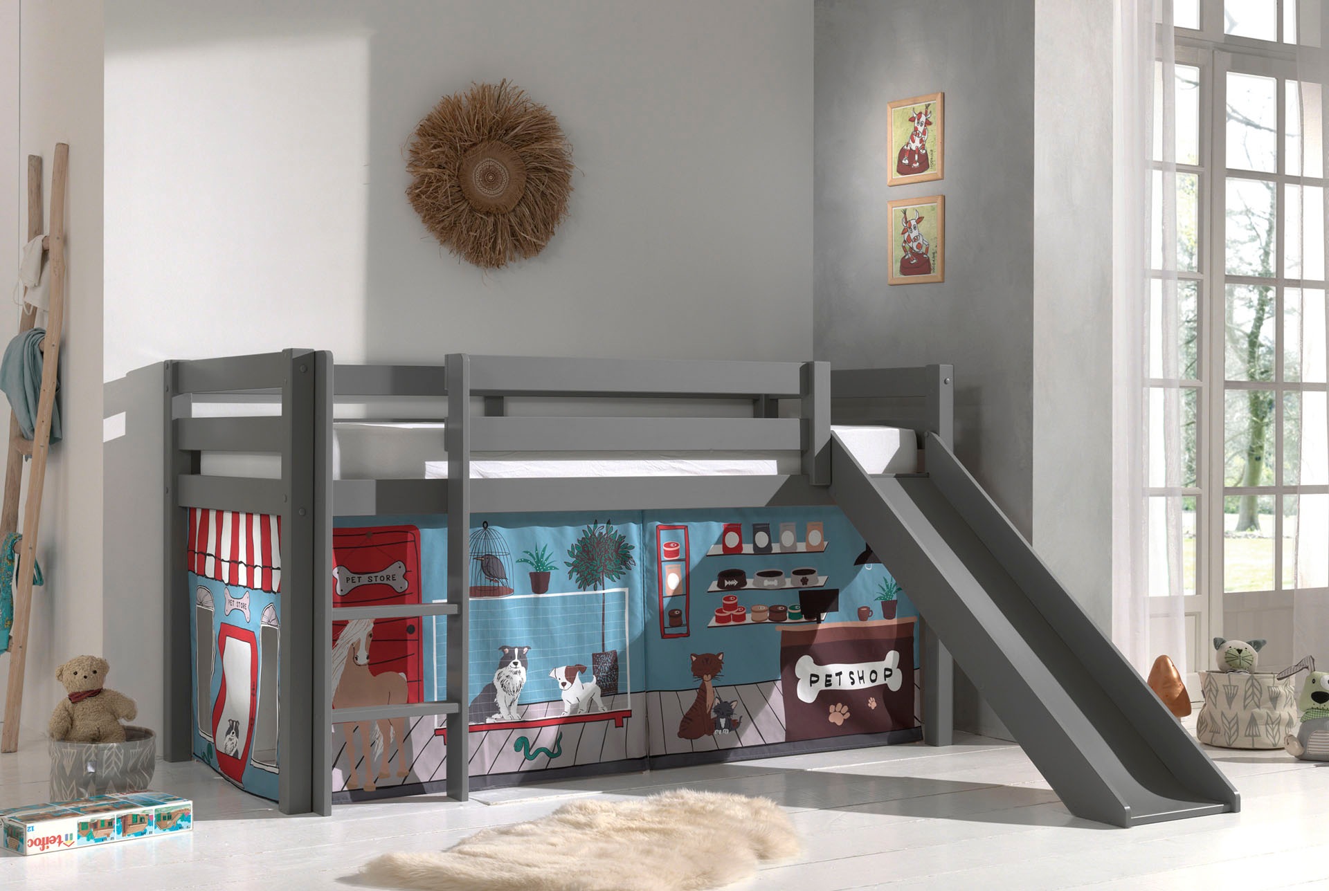 Vipack Spielbett »Vipack Pino«, (Made in Europe), Hochbett mit Textil-Set, inkl. Rolllattenrost, Leiter und Rutsche