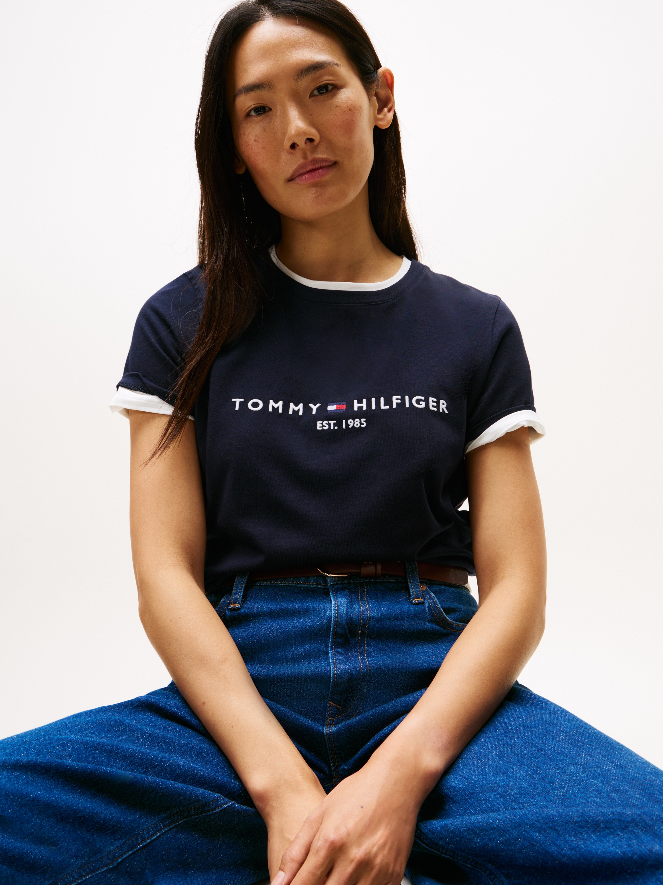 Tommy Hilfiger Rundhalsshirt »HERITAGE HILFIGER C-NK REG TEE« mit gesticktem Tommy Hilfiger Linear Logo-Schriftzug