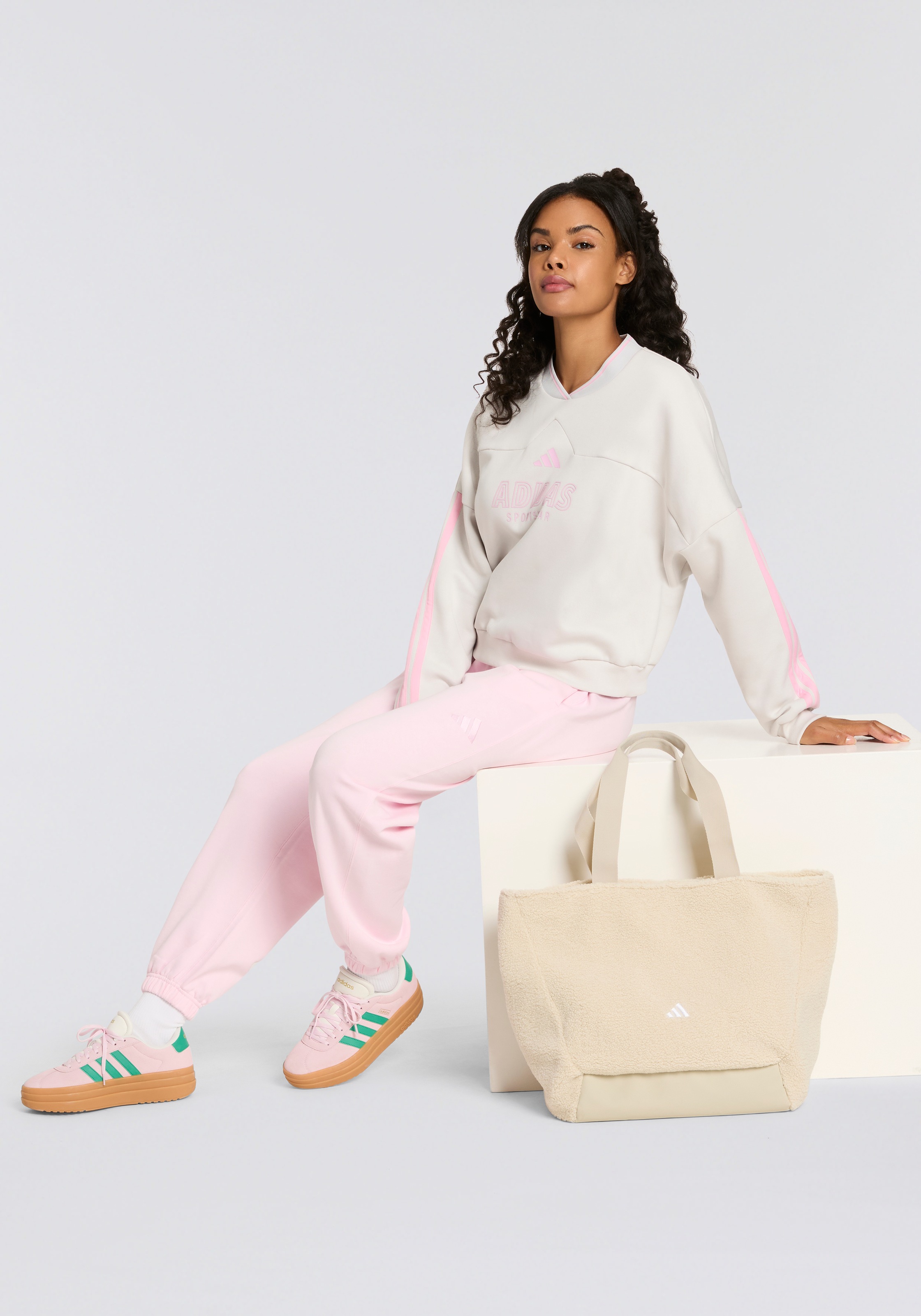 adidas Sportswear Sporthose »W ALL SZN FT PT«, (1 tlg.), Locker geschnitten, mittelhoher Bund