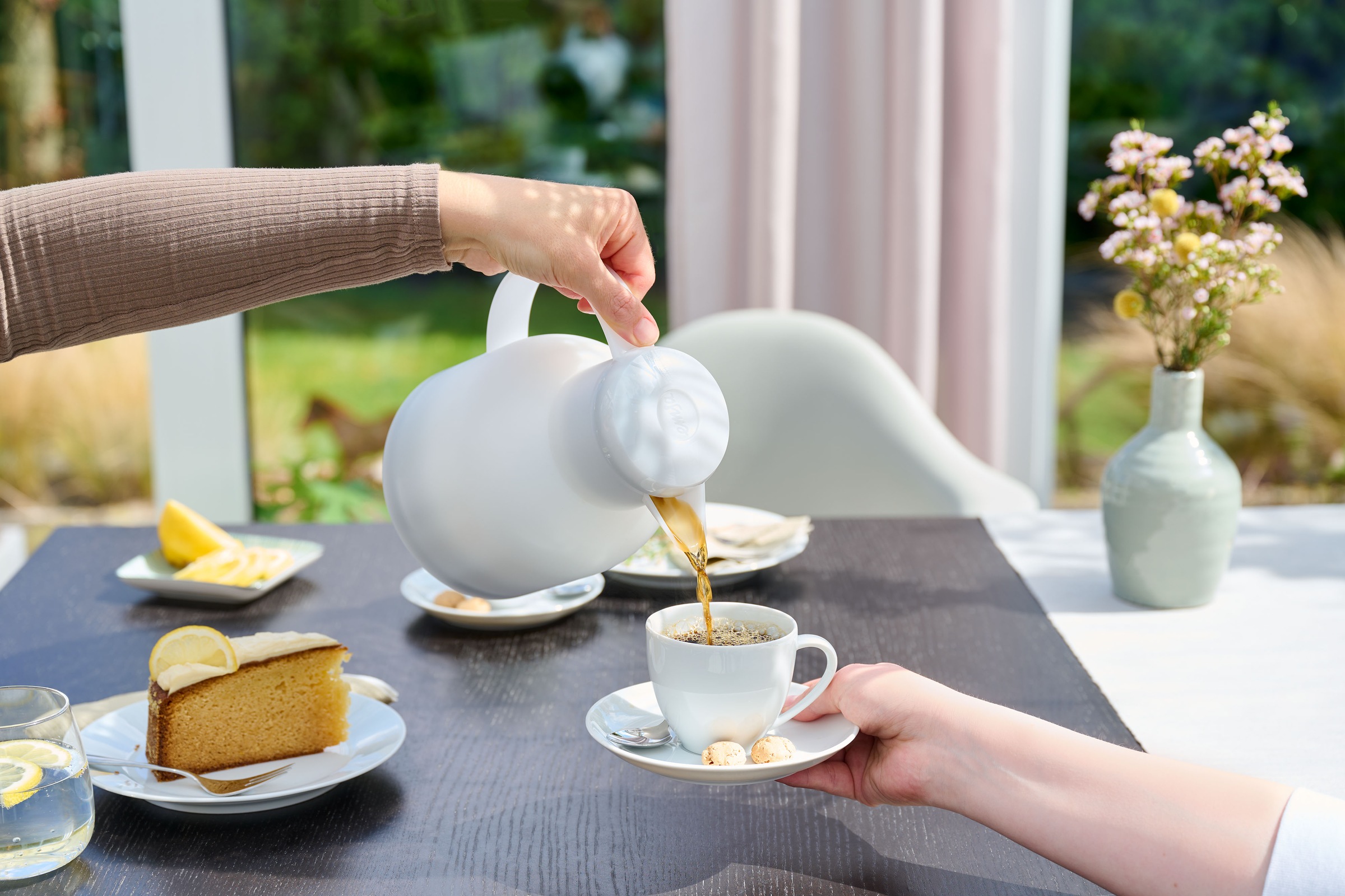 Emsa Isolierkanne »Samba« 1 l zeitloses Design, einfacher Knopfdruck, 24h kalt, 12h warm