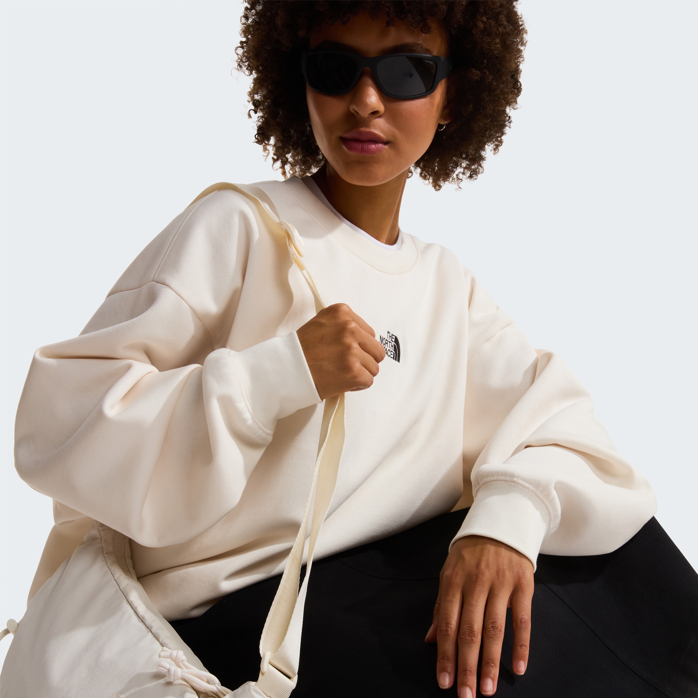 The North Face Sweatshirt »W ESSENTIAL OVERSIZE CREW«, sportlicher Stil, aus Baumwolle und Polyester
