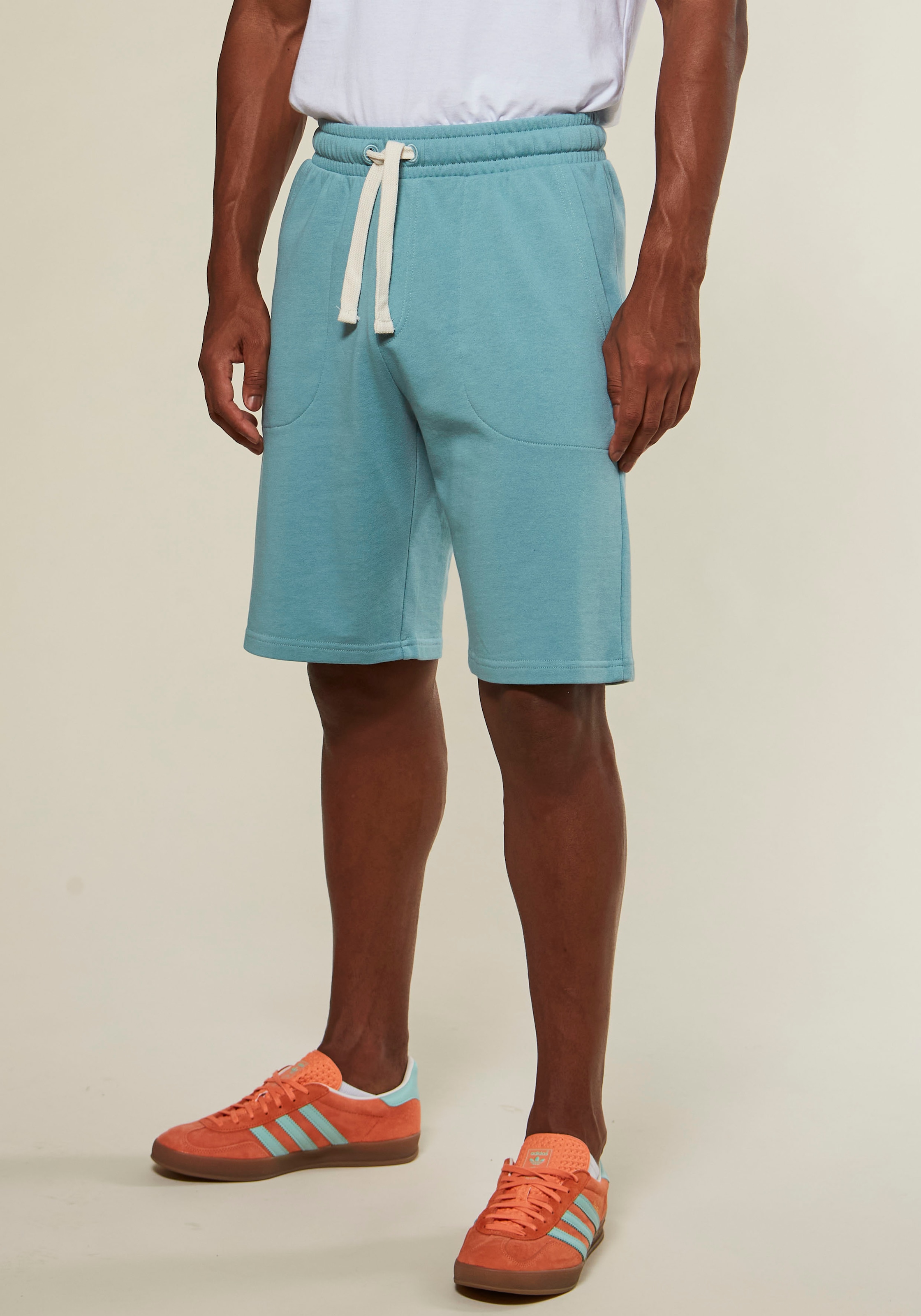 KangaROOS Sweatshorts, seitliche Taschen, kontrast Bänder