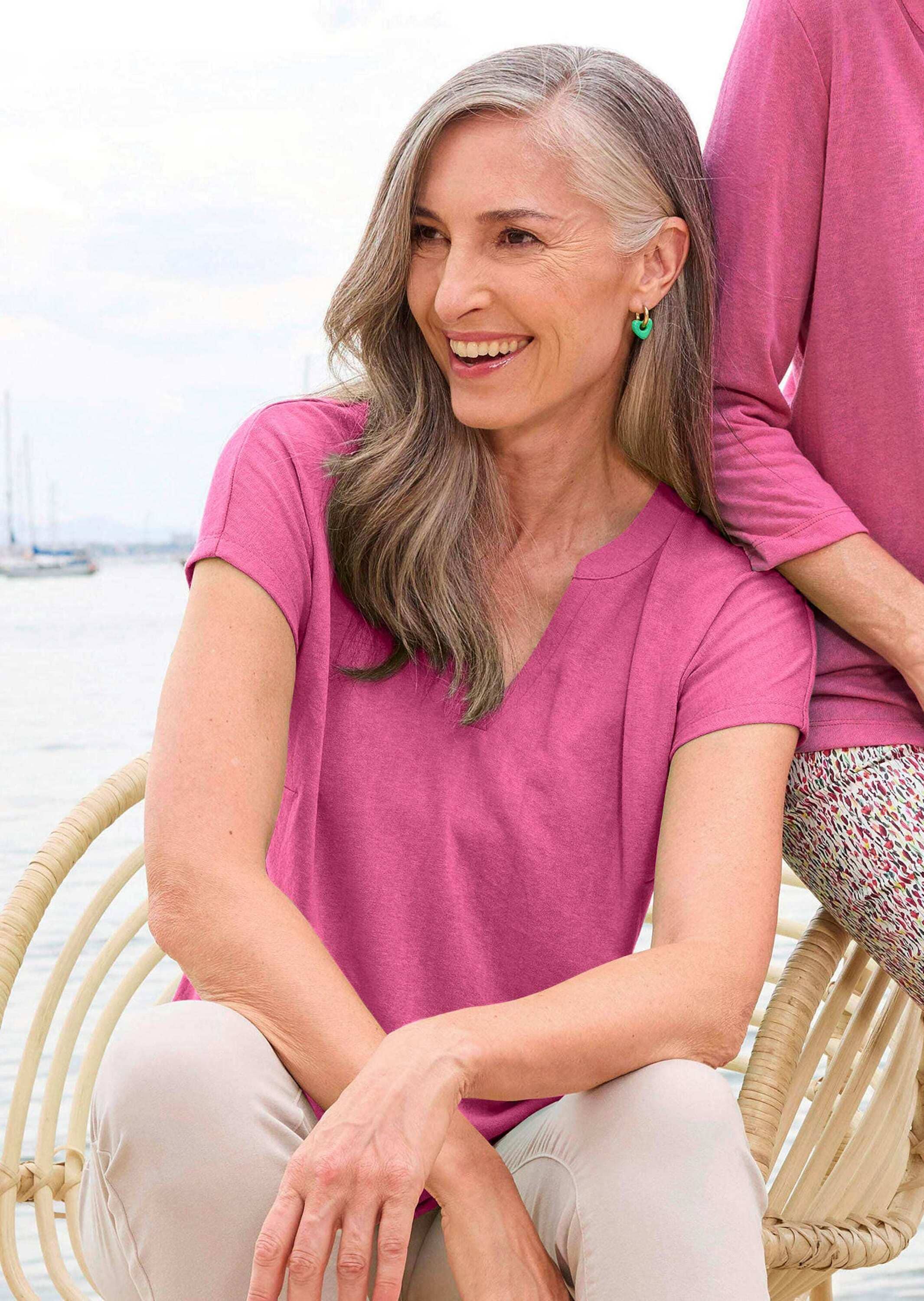 GOLDNER Kurzarmshirt »Luftiges Basicshirt mit V-Ausschnitt« Flammen-Optik