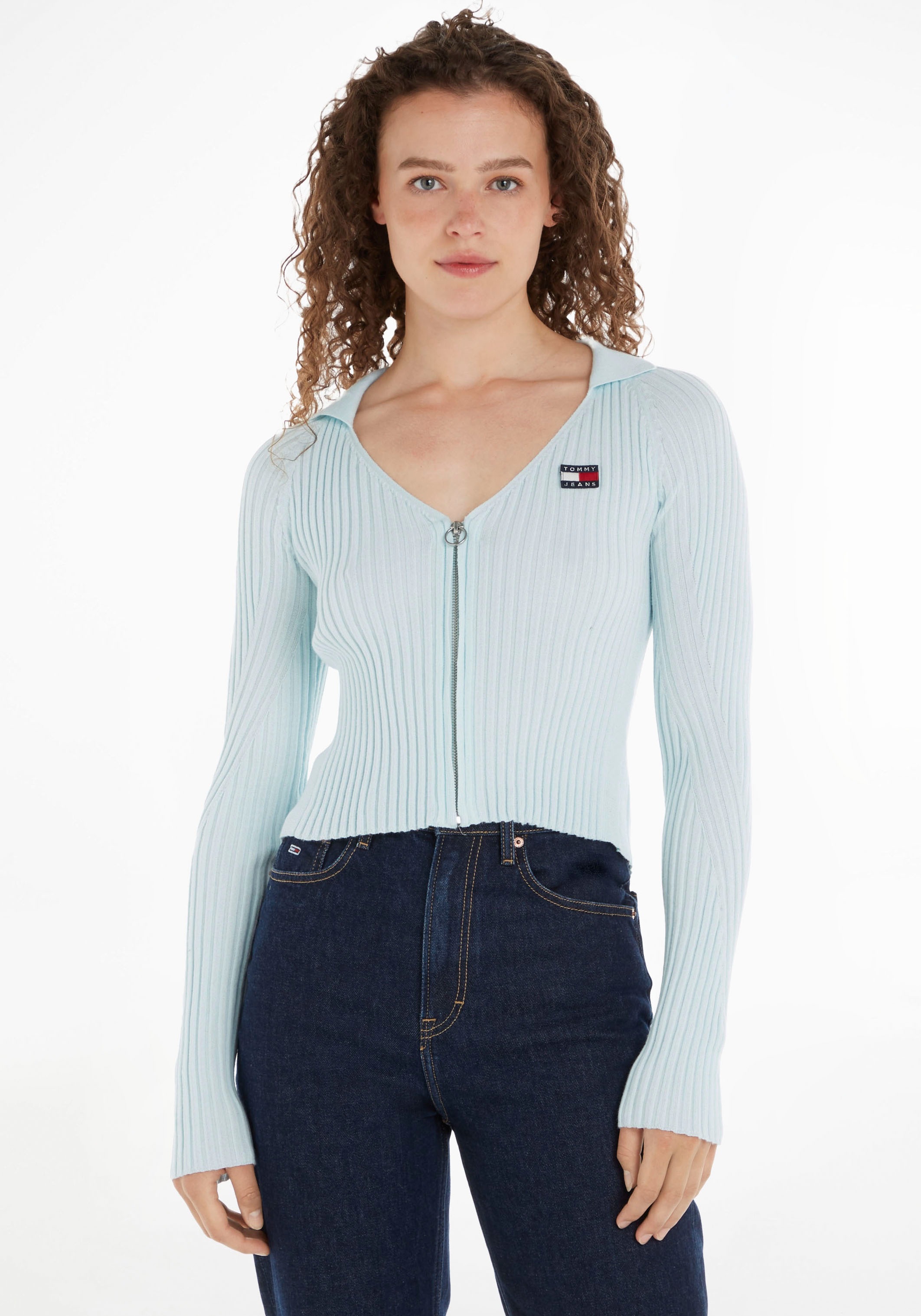 Tommy Jeans Strickjacke »TJW XS BADGE V-NECK ZIP THRU« mit V-Ausschnitt und Kragen