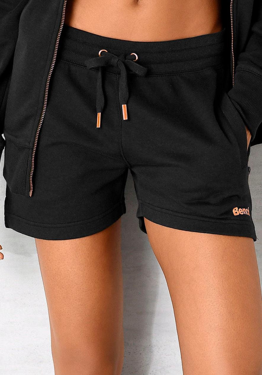 Bench. Relaxshorts mit kurzen Seitenschlitzen | Sweatshorts