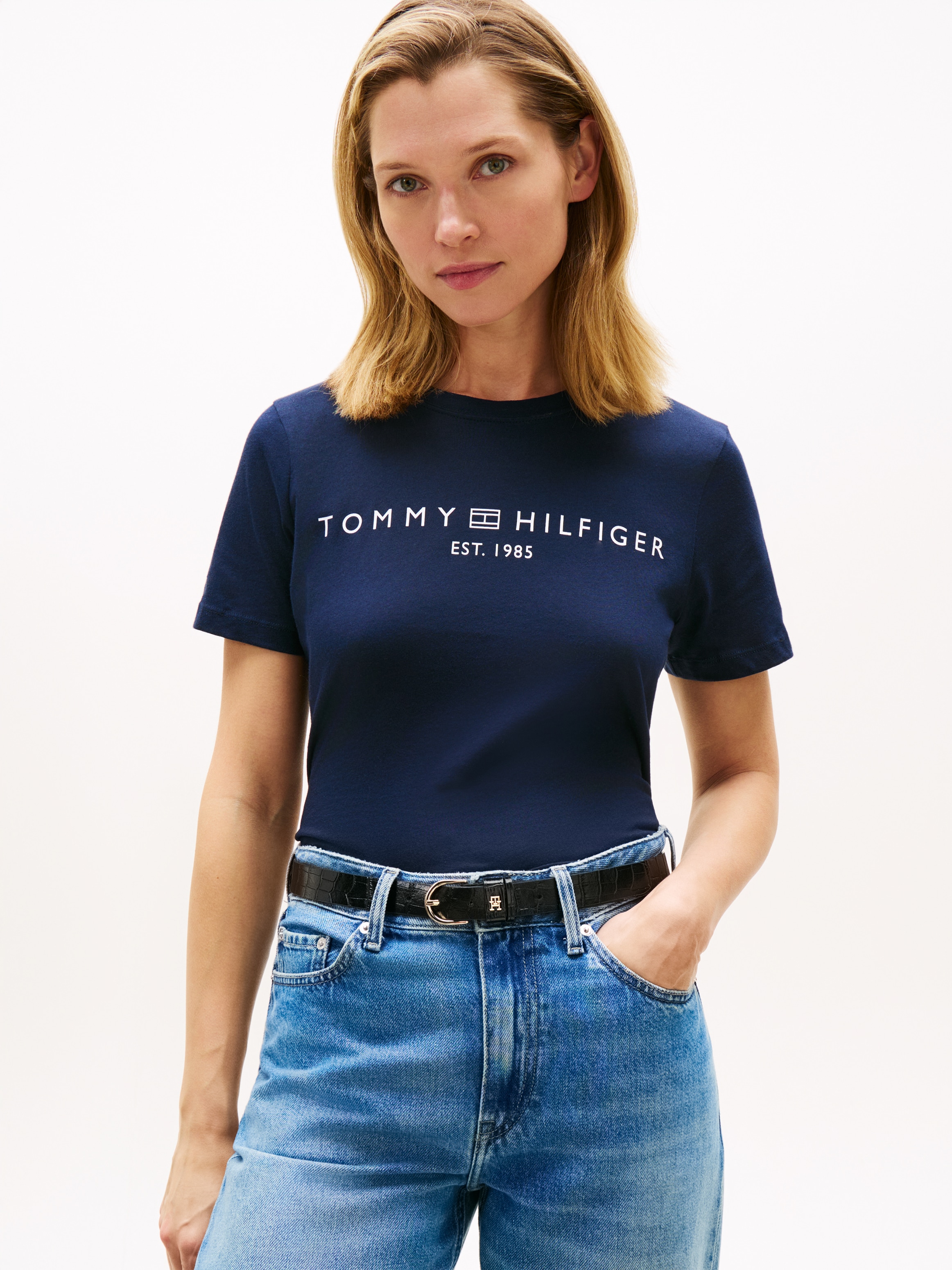 Tommy Hilfiger Kurzarmshirt »REG CORP LOGO C-NK mit Logoschriftzug und Stickerei« Baumwolle