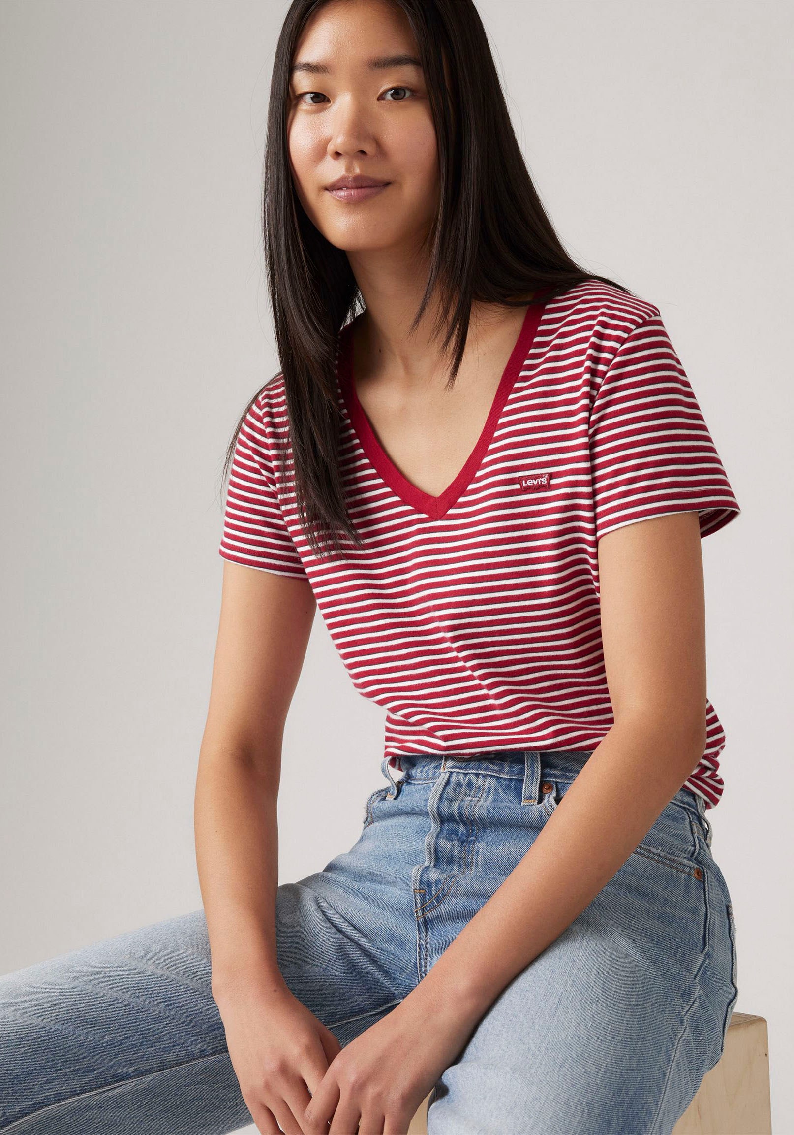 Levi's® V-Shirt »PERFECT VNECK«, mit Mini-Batwing-Logostickerei