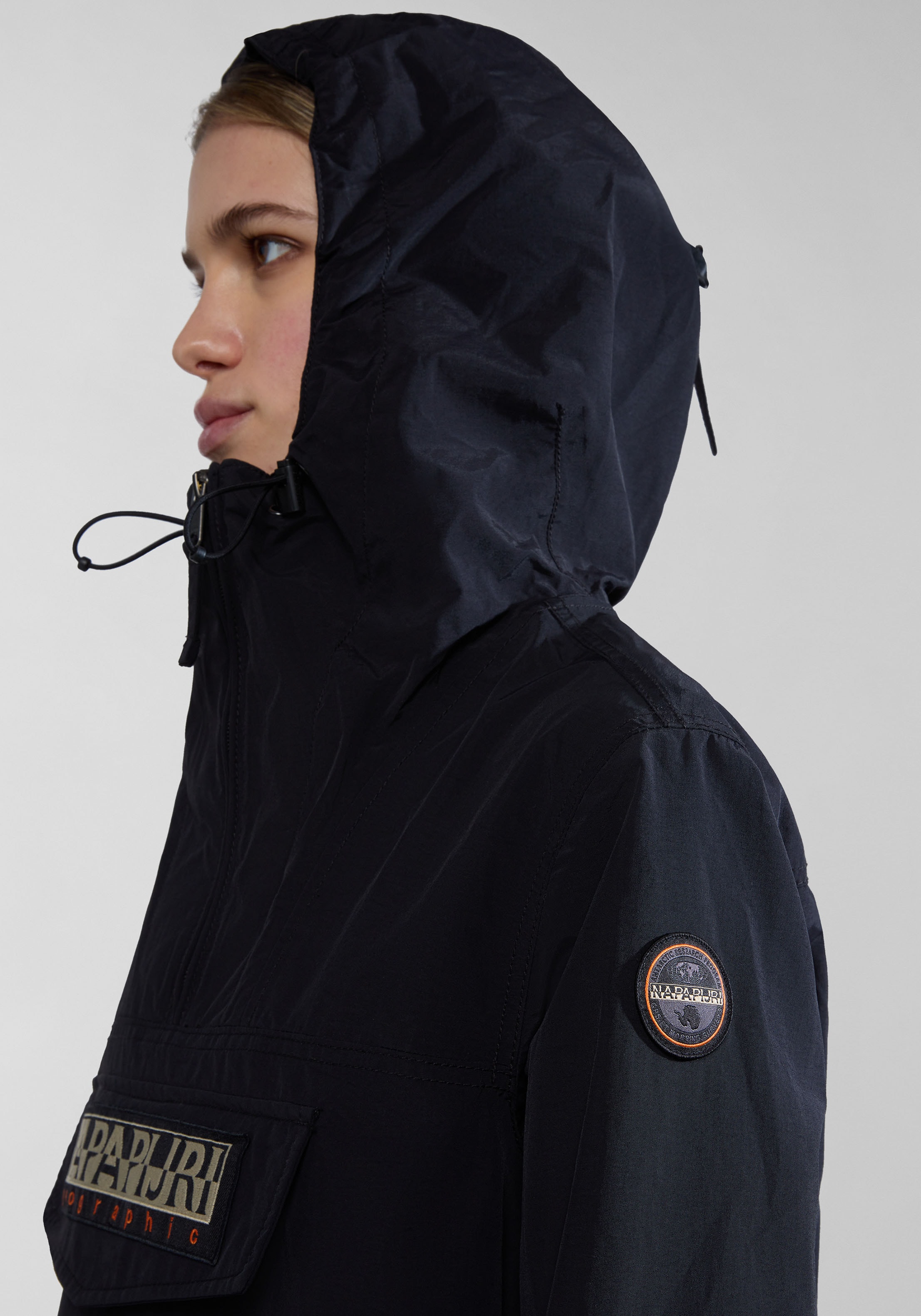 Napapijri Funktionsjacke »RAINFOREST S W PKT 3 041 BLACK«, mit Kapuze, Markenlogo auf dem Ärmel; Reißverschluss im Saum; Schnalle an Kapuze