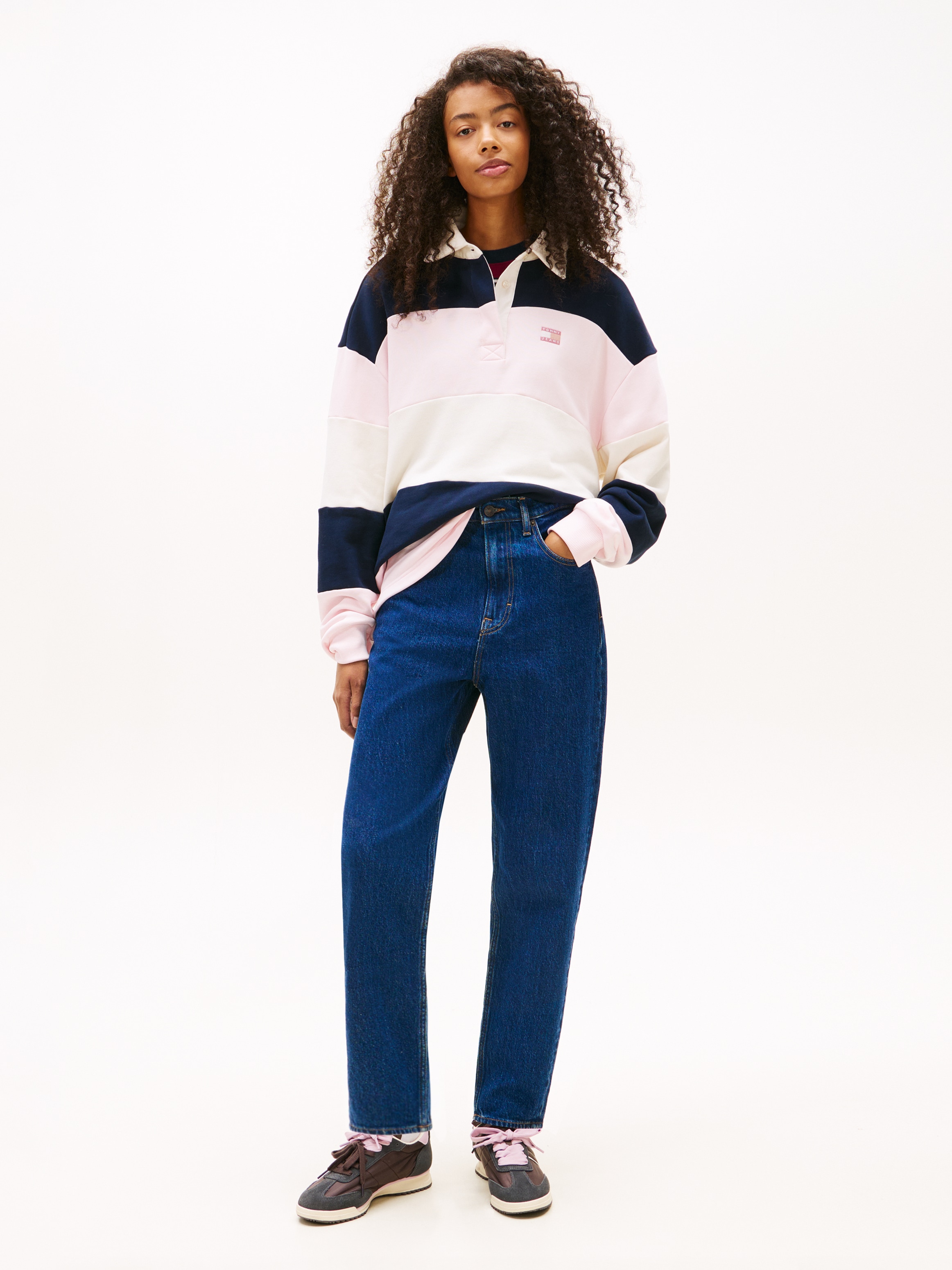 Tommy Jeans Mom-Jeans »MOM JEAN UH TPR« mit Logo-Stickereien, in knöchelfreier Länge