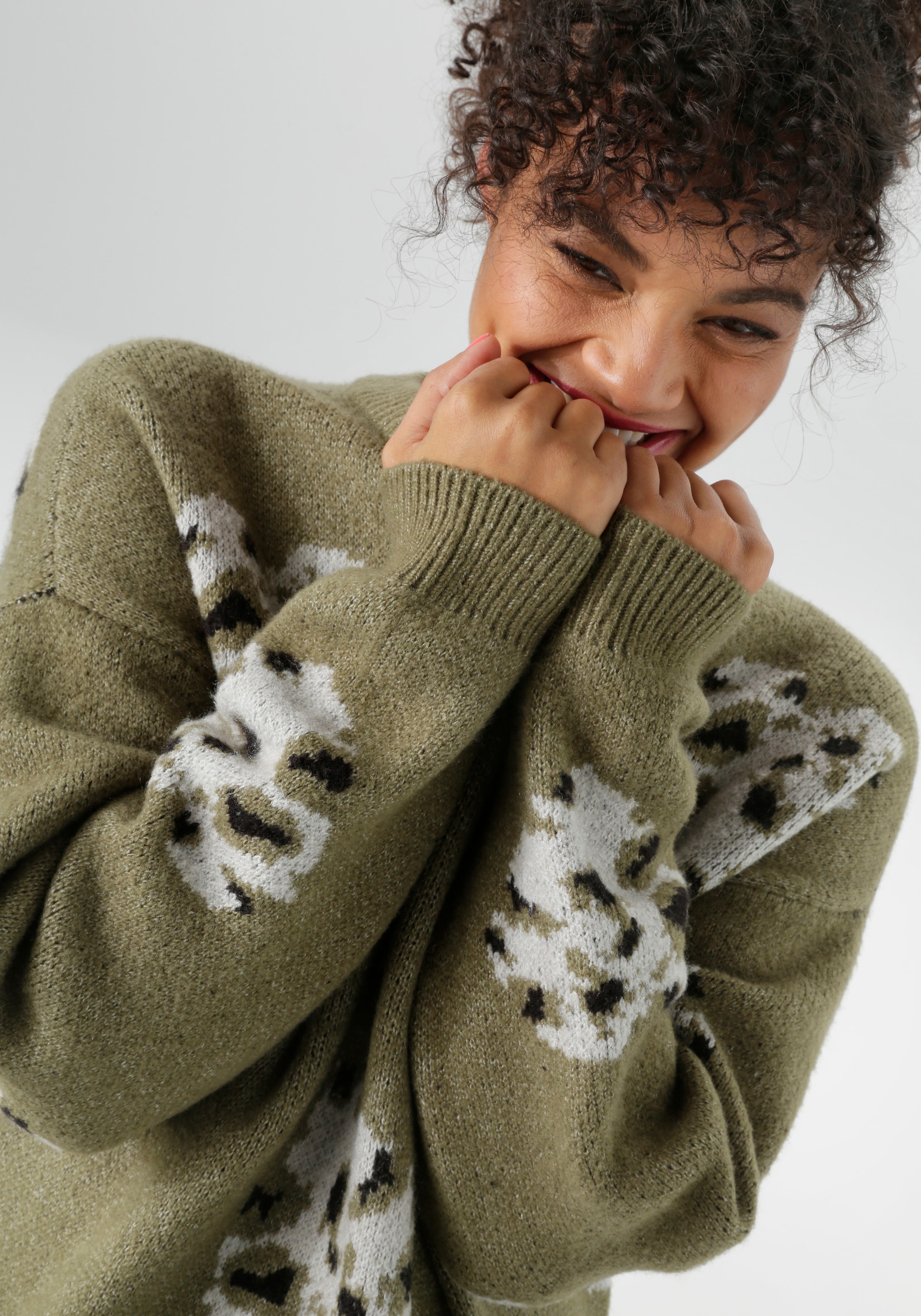 Aniston PLUS Strickpullover, mit eingestrickten Herzchen in Animalprint