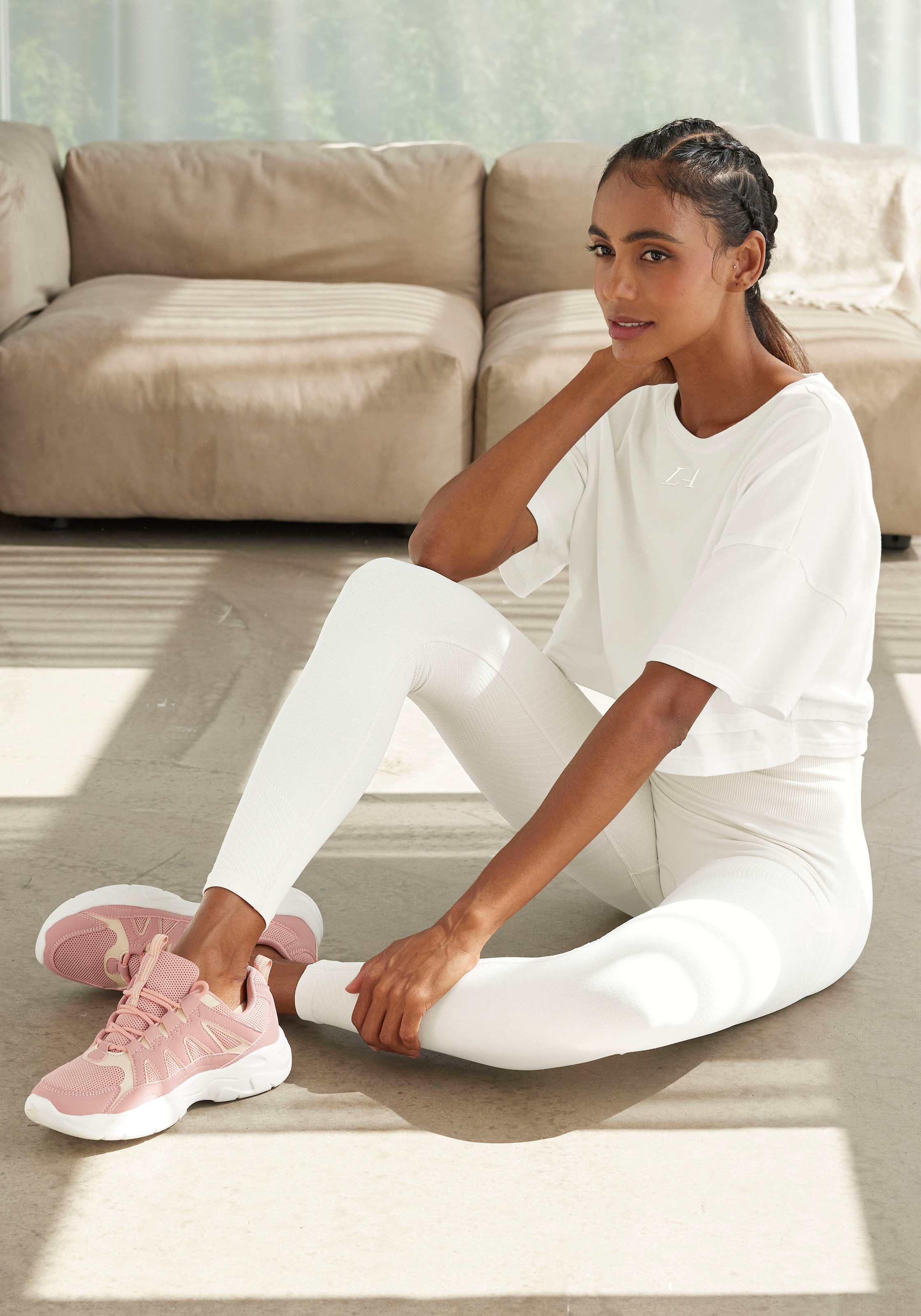 LASCANA Kurzarmshirt, mit kastigem Schnitt und Lagen-Look