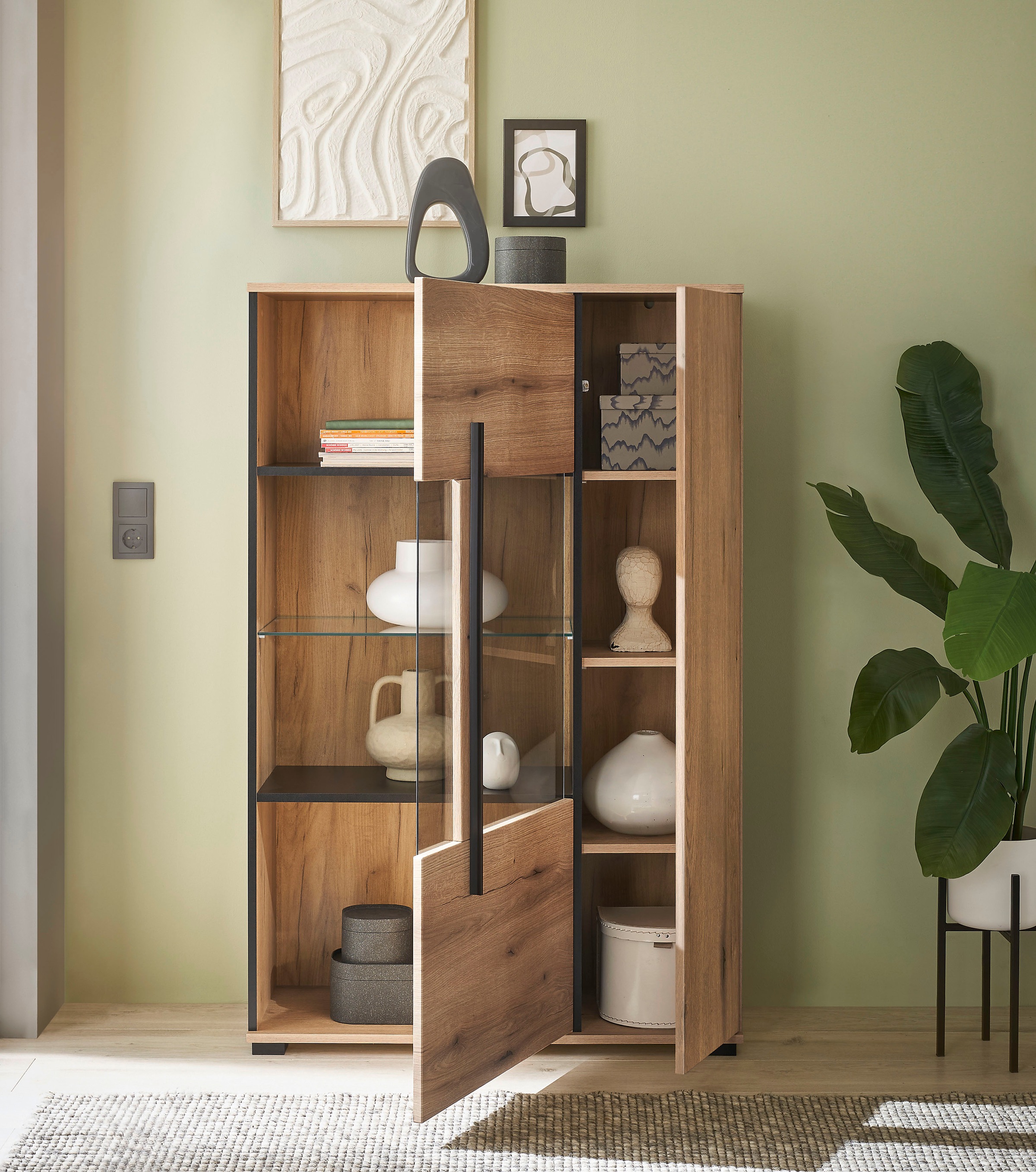 INOSIGN Vitrine »Cantara, Vitrinenschrank in Eiche Evoke oder weiß, Standvitrine«, schwarzer Stangengriff, ausreichend Stauraum, vielseitig einsetzbar