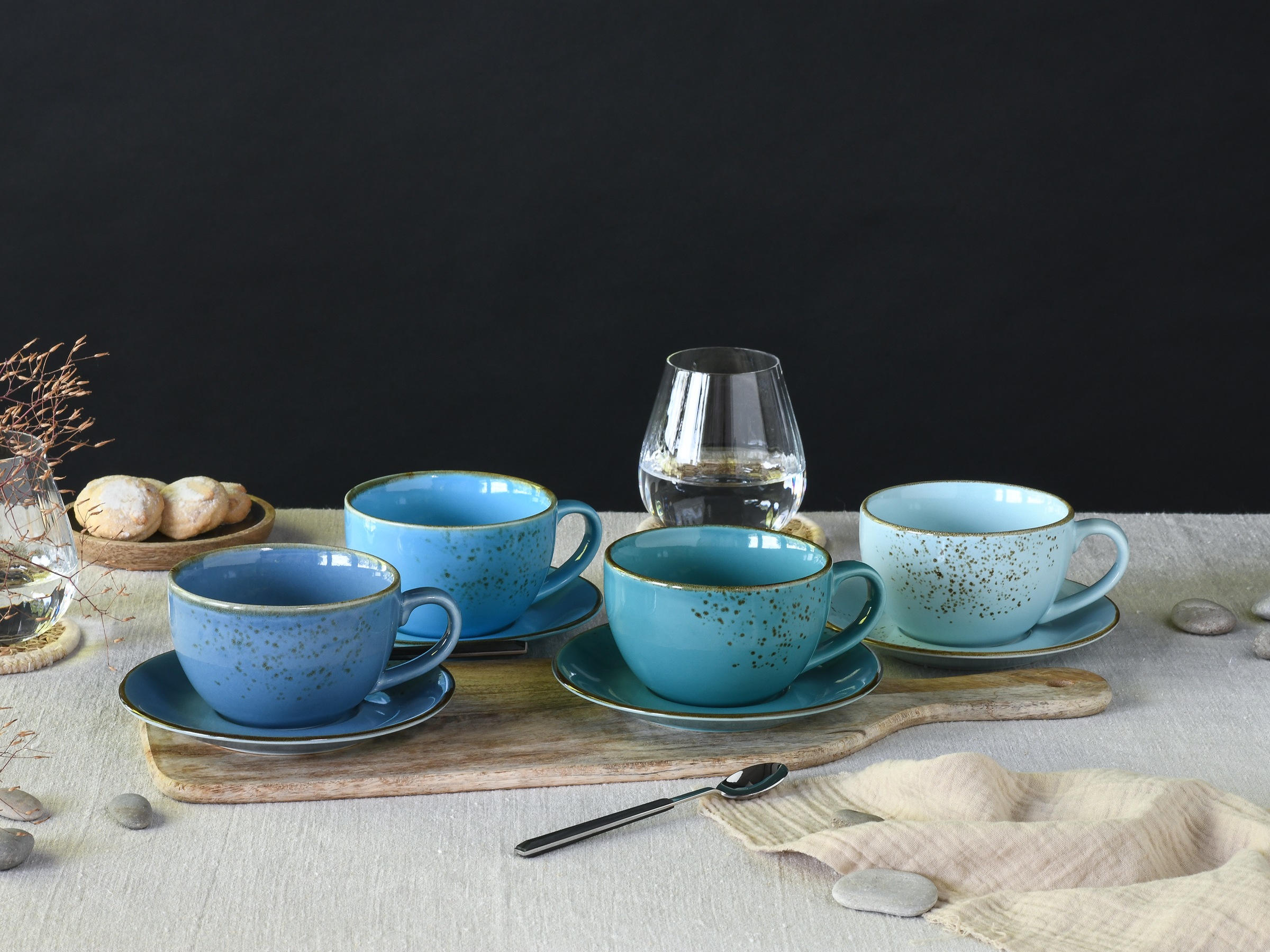 CreaTable Cappuccinotasse »Kaffeetasse NATURE COLLECTION Aqua« Tassen Set, aktuelle Blautöne mit Sprenkel, 4 Tassen, 4 Untertassen