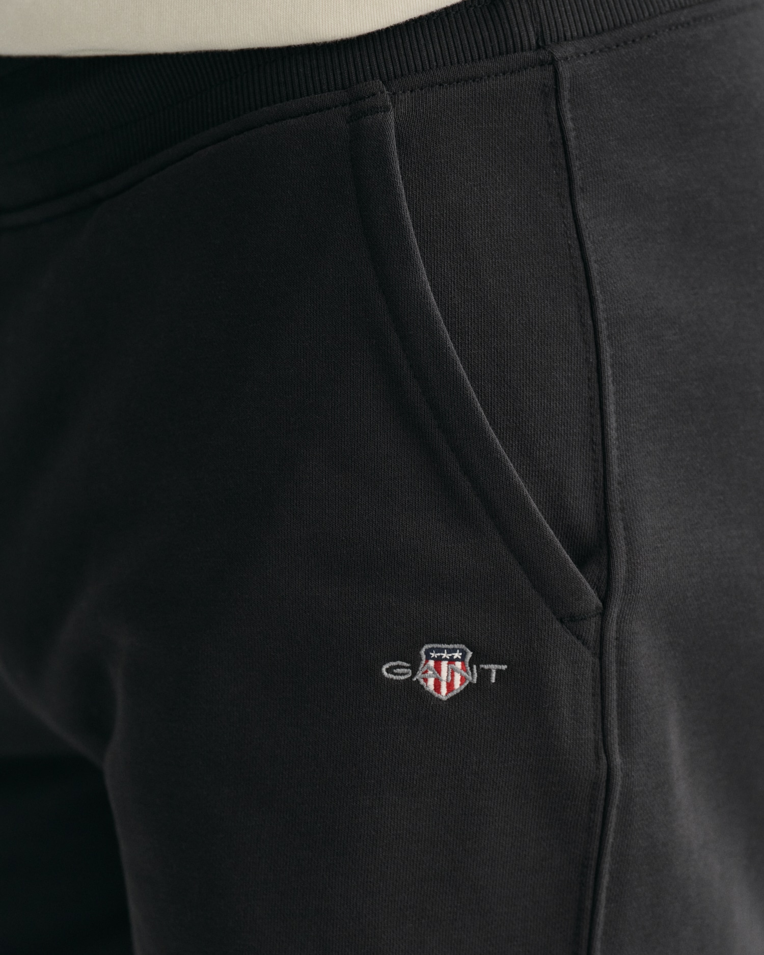 Gant Sweatshorts »REG SHIELD SWEAT SHORTS«, mit einer kleinen Logostickerei unter der Eingriffstasche