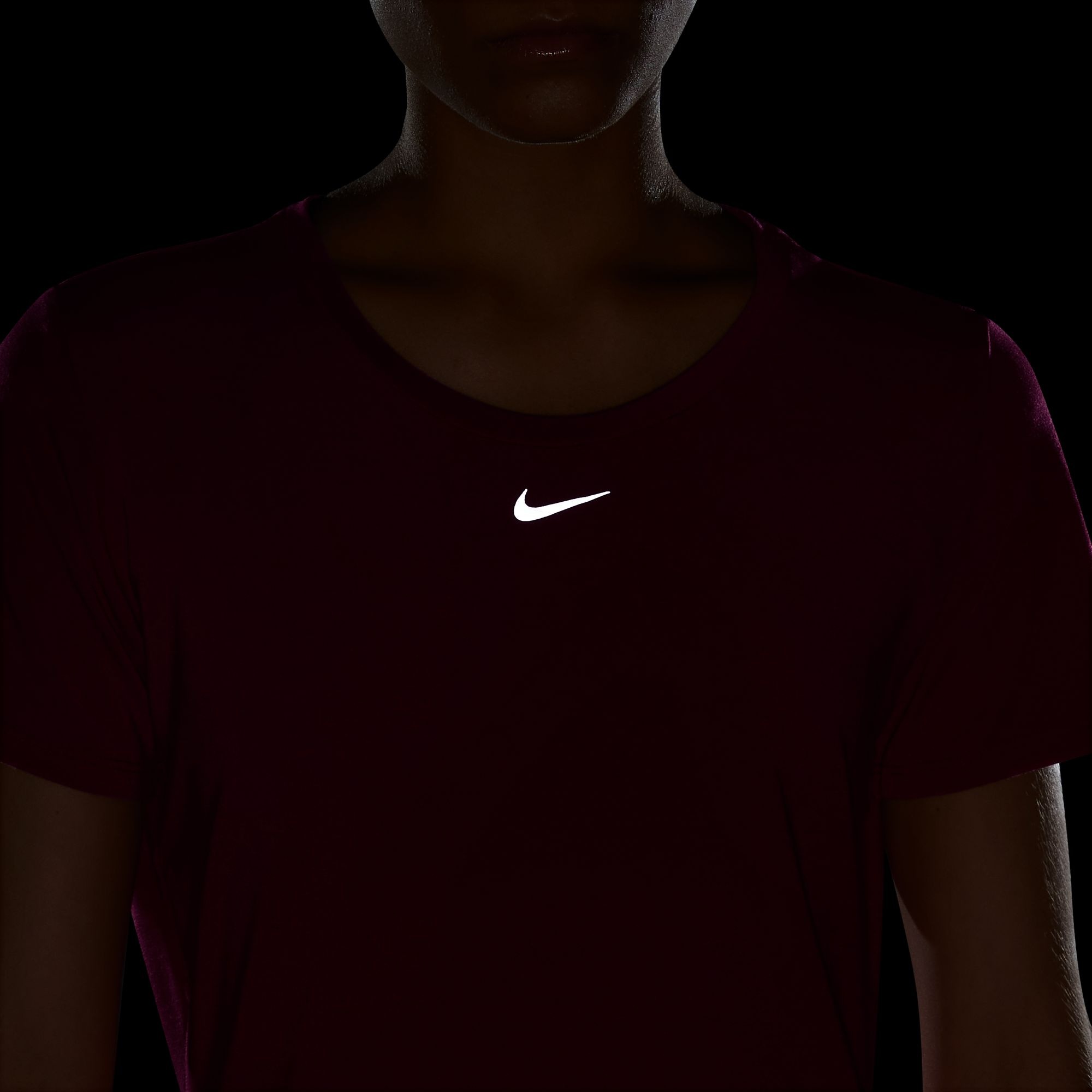 Nike Trainingsshirt »DRI-FIT UV ONE LUXE WOMEN'S STANDARD FIT SHORT-SLEEVE TOP«