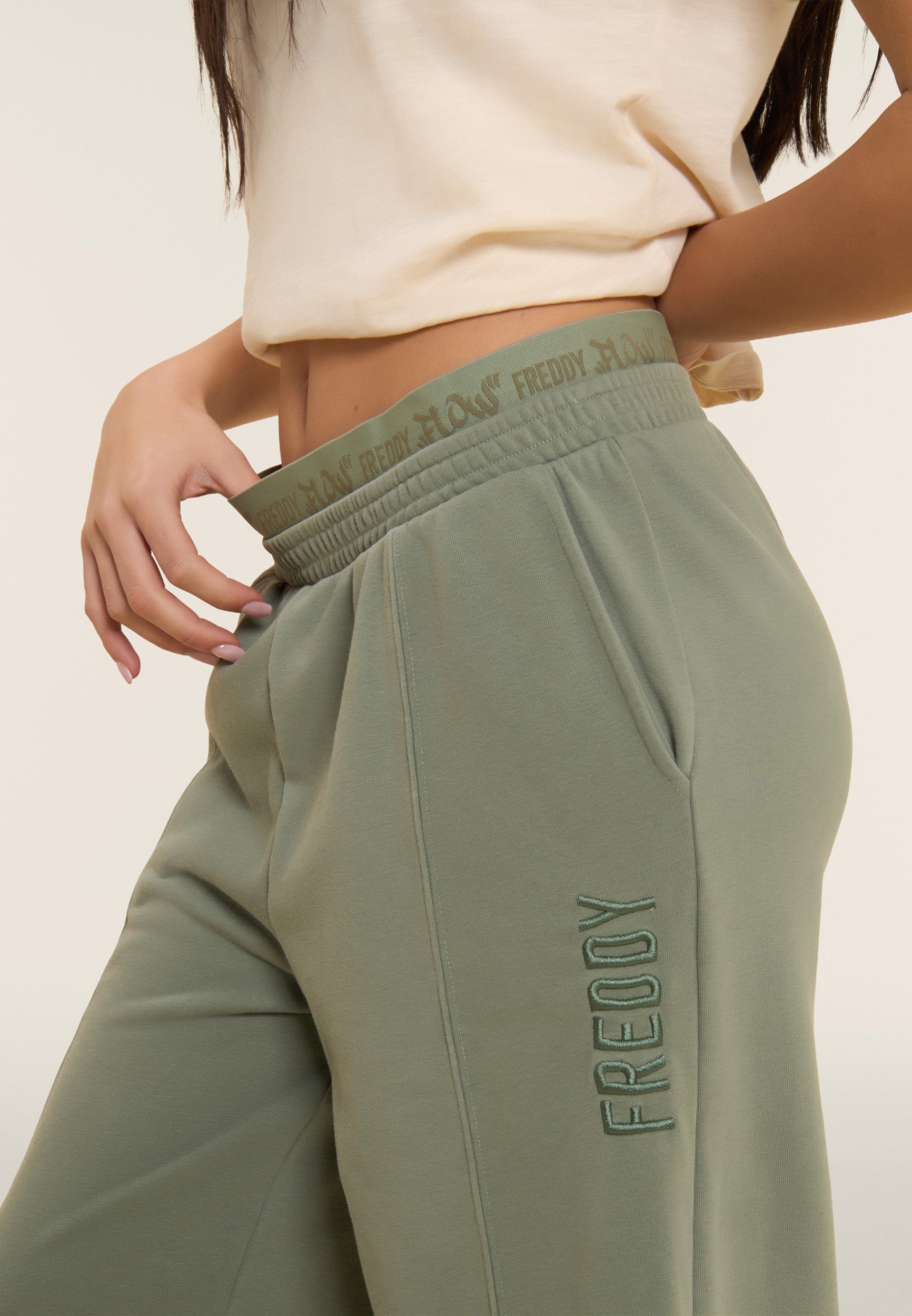 Freddy Jogginghose  super bequem mit extraweiter Beinform und Logobund