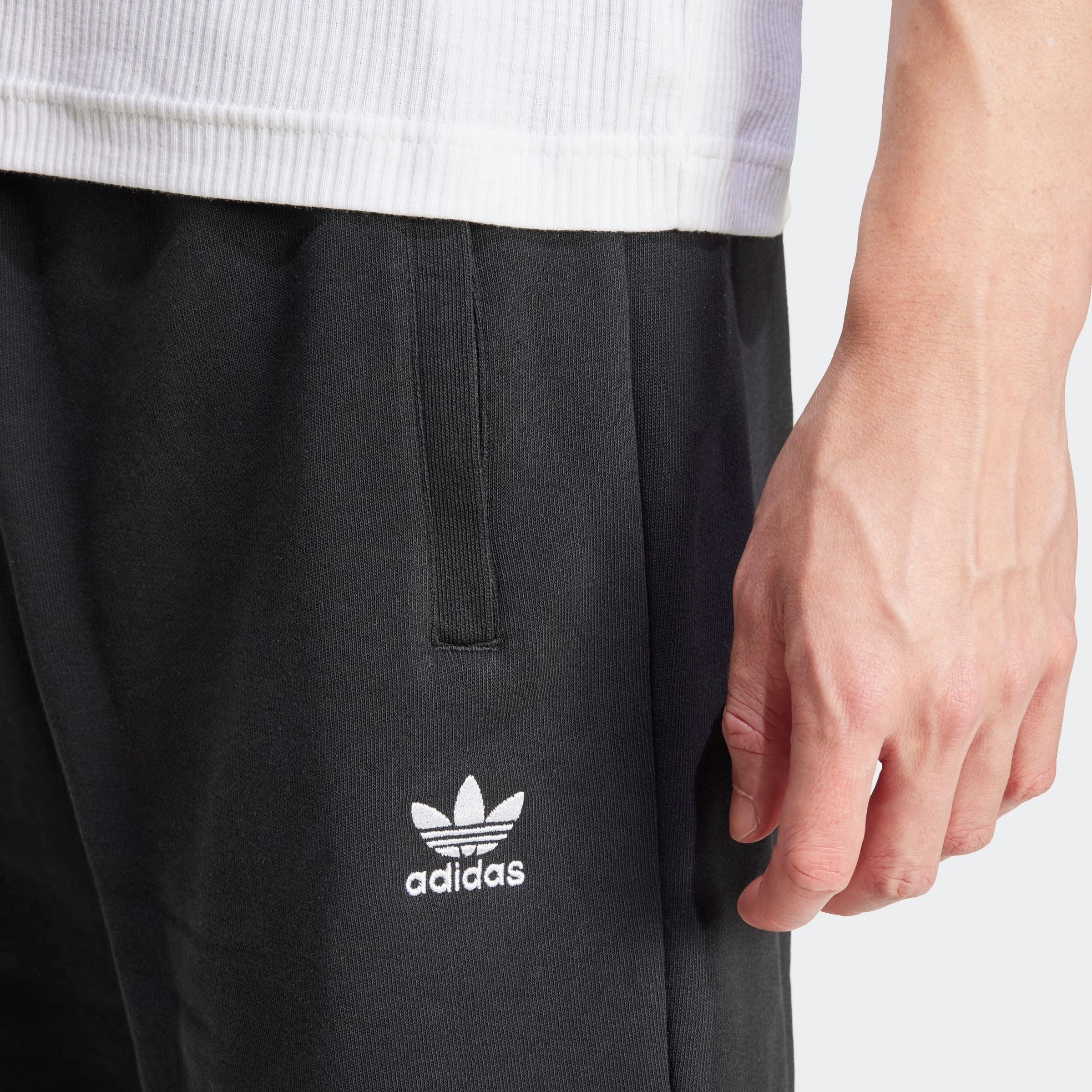 adidas Originals Shorts »ESS SHO«, (1 tlg.), Essential Sweat Shorts mit Logo, aus weichem French-Terry Material
