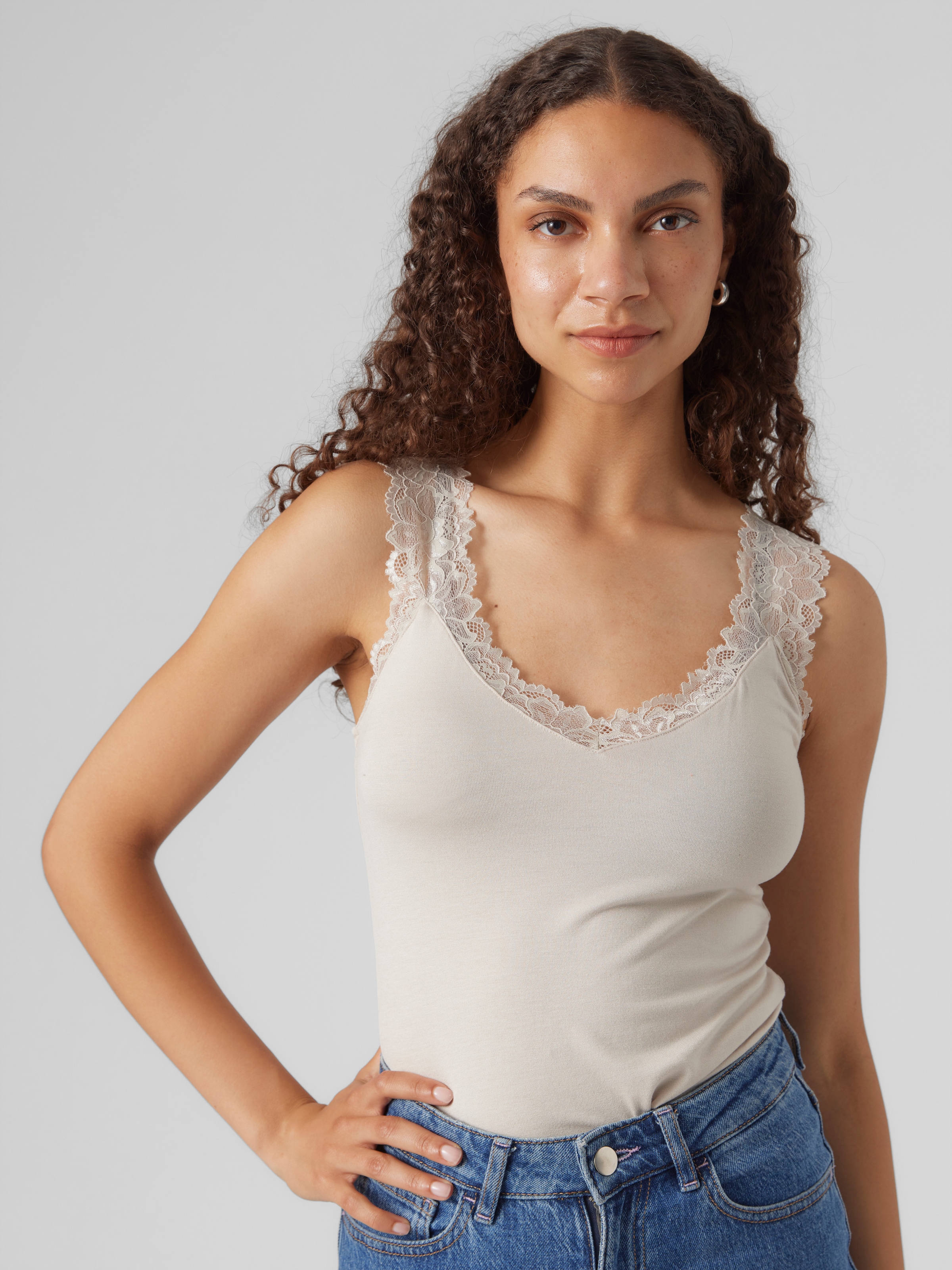 Vero Moda Trägertop »VMROSA SL TOP JRS NOOS« Viskosemischung, Spitzen Detail