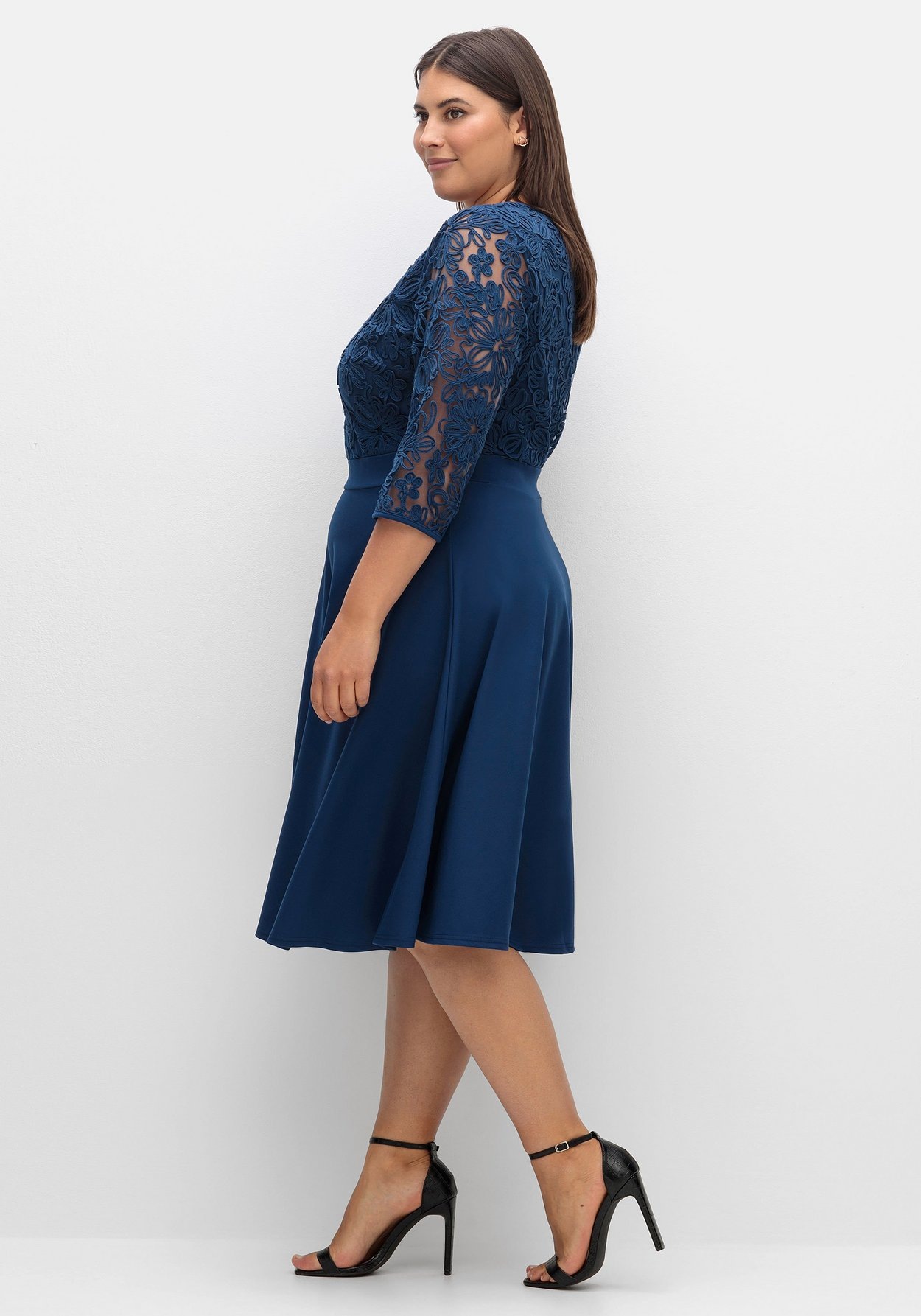Sheego Abendkleid »Cocktailkleid mit Zierbortenstickerei am Oberteil«