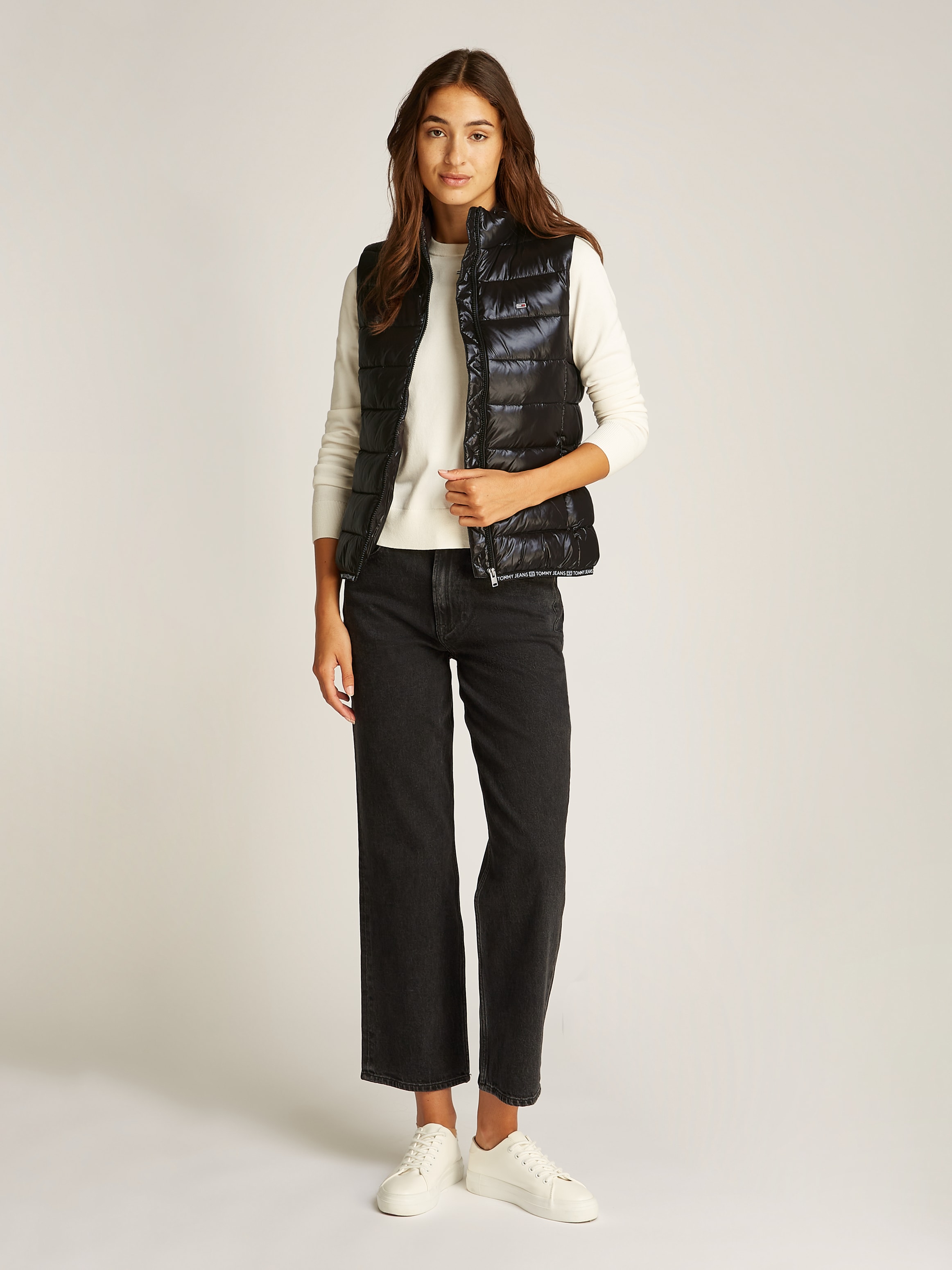 Tommy Jeans Steppweste »TJW ESSENTIAL TAPE VEST«, in glänzender Optik, mit leichter Wattierung