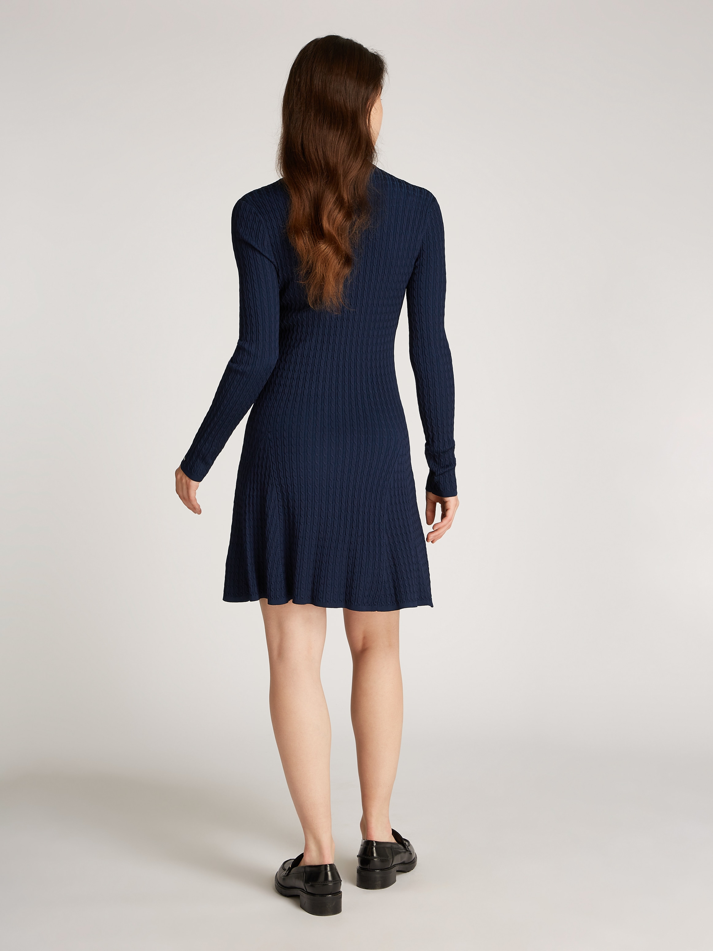 Tommy Hilfiger Strickkleid »RAYON CABLE F&F LS MIDI DRESS«, mit Zopfmuster, Metalllabel