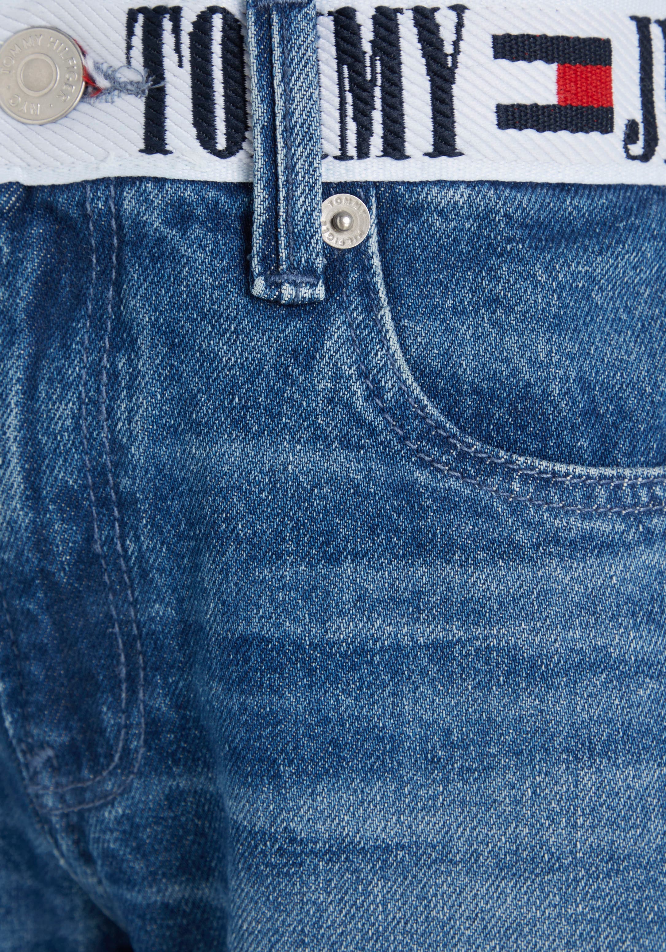 Tommy Hilfiger Straight-Jeans »MODERN STRAIGHT MONOTYPE TAPE«, mit coolem  Tommy Jeans Bund bei ♕