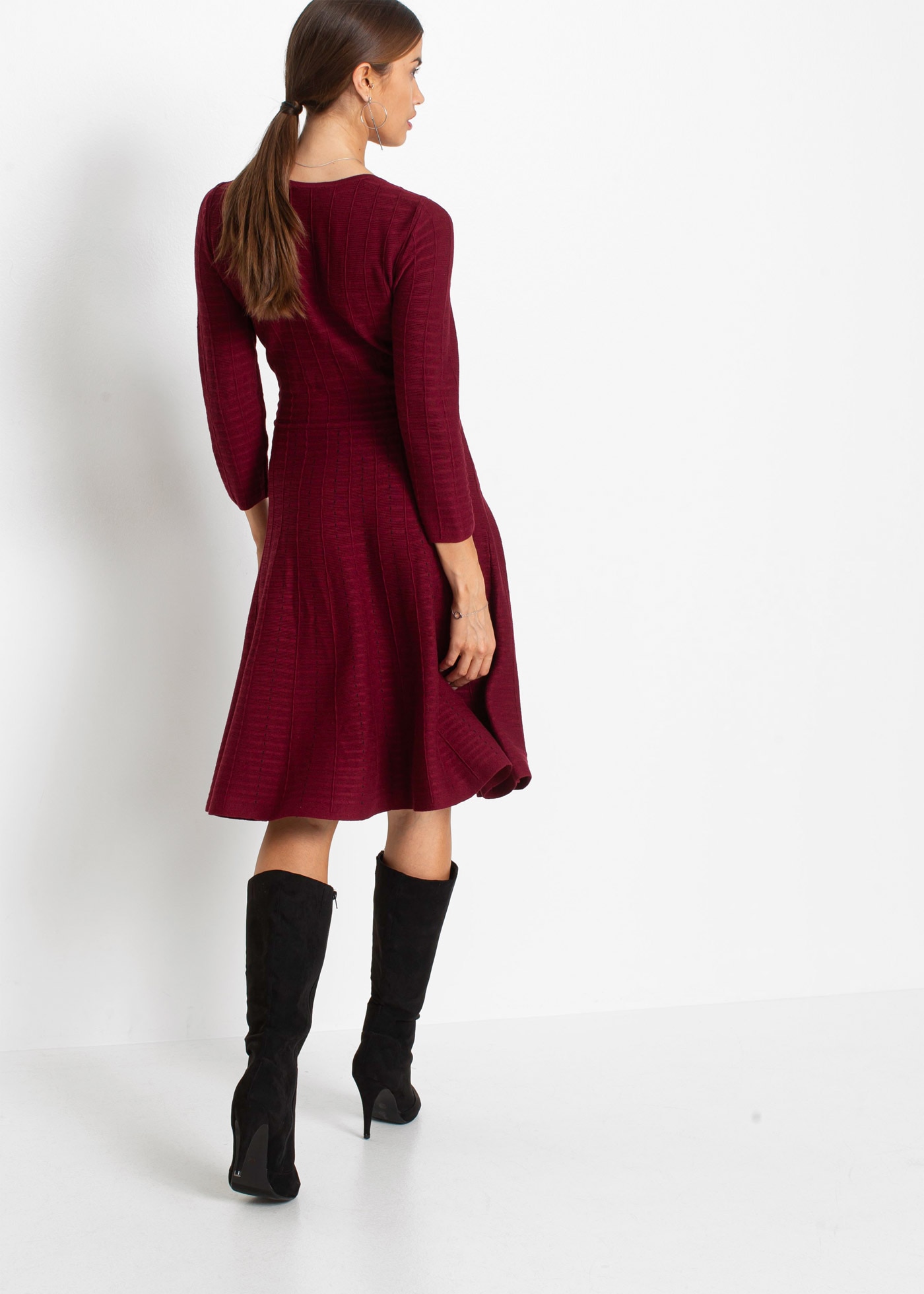 bonprix Strickkleid »Strickkleid aus fließendem Viskose-Mix« für besondere Anlässe, aus Viskose-Mix, ausgestellte Passform