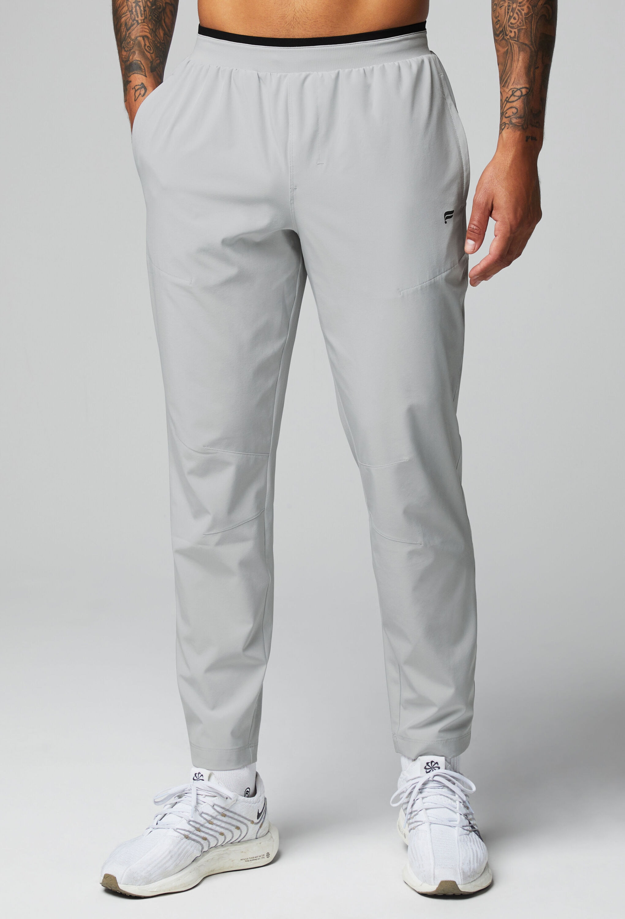 Fabletics Trainingshose »Fabletics Trainingshose The Fundamental Pant«  aus Performance-Stoff und mit Reißverschlusstaschen