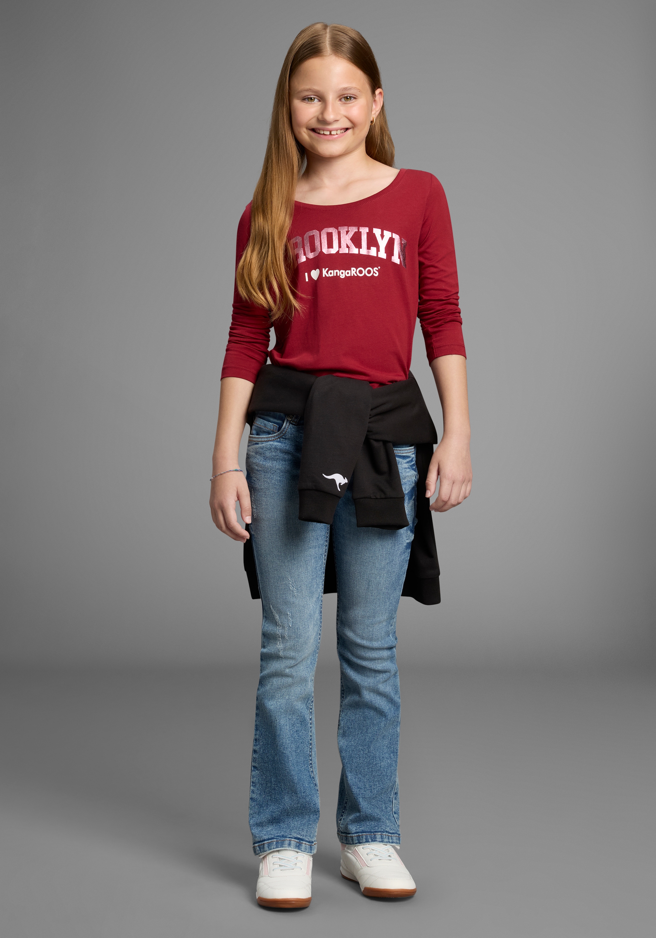 KangaROOS Langarmshirt »Shirt mit BROOKLYN Print« Trendiger Frontprint, U-Boot Ausschnitt