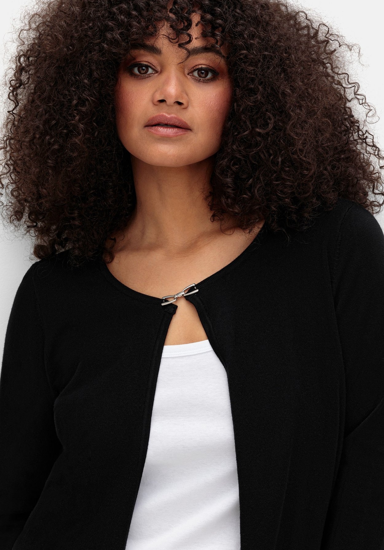 Sheego Strickjacke »Kurze Strickjacke mit Zierspange am Ausschnitt«
