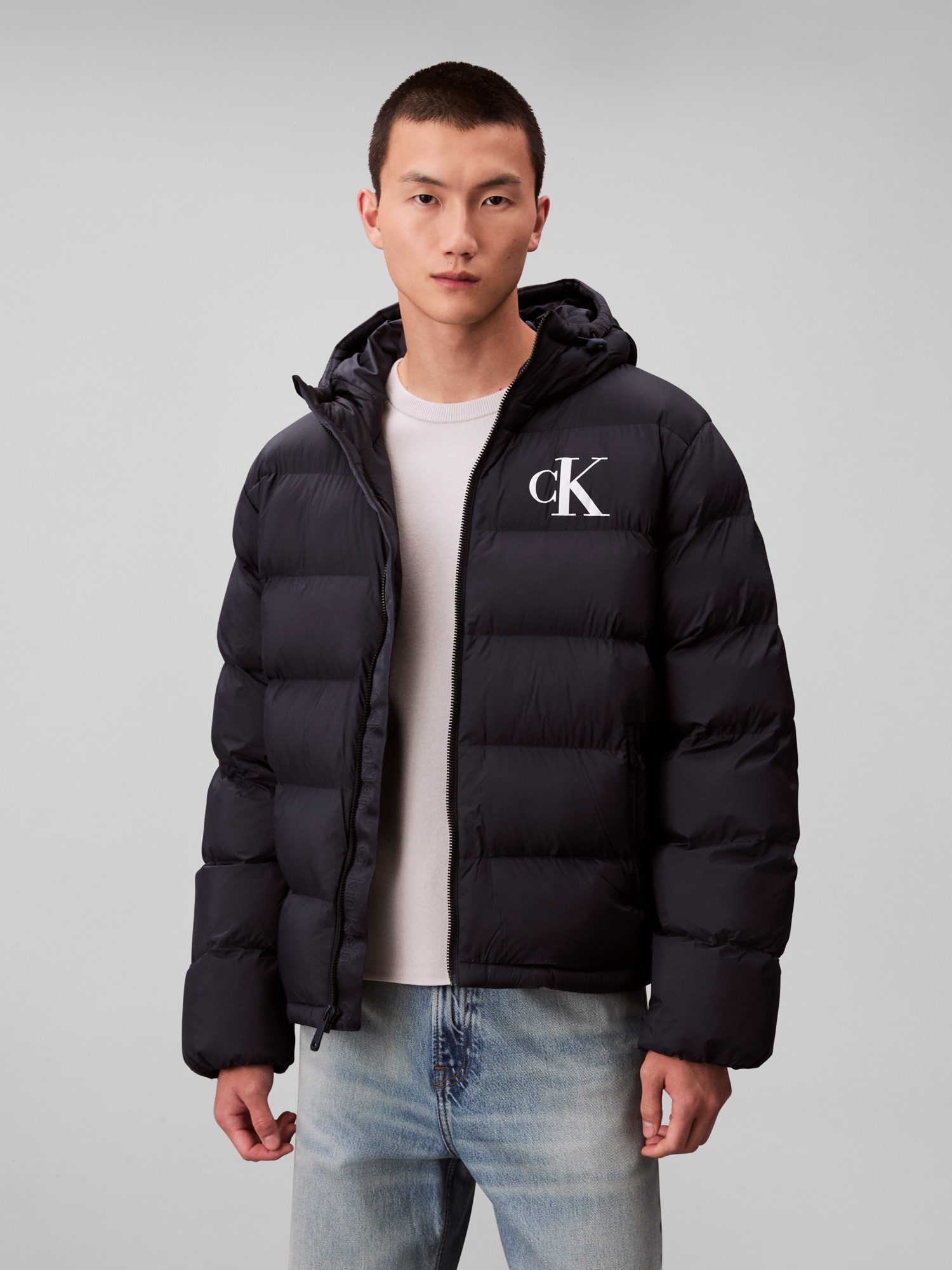 Calvin Klein Jeans Steppjacke »LS NYLON MONOGRAM PUFFER JKT« ohne Kapuze Mit Rundhalsausschnitt, regular fit