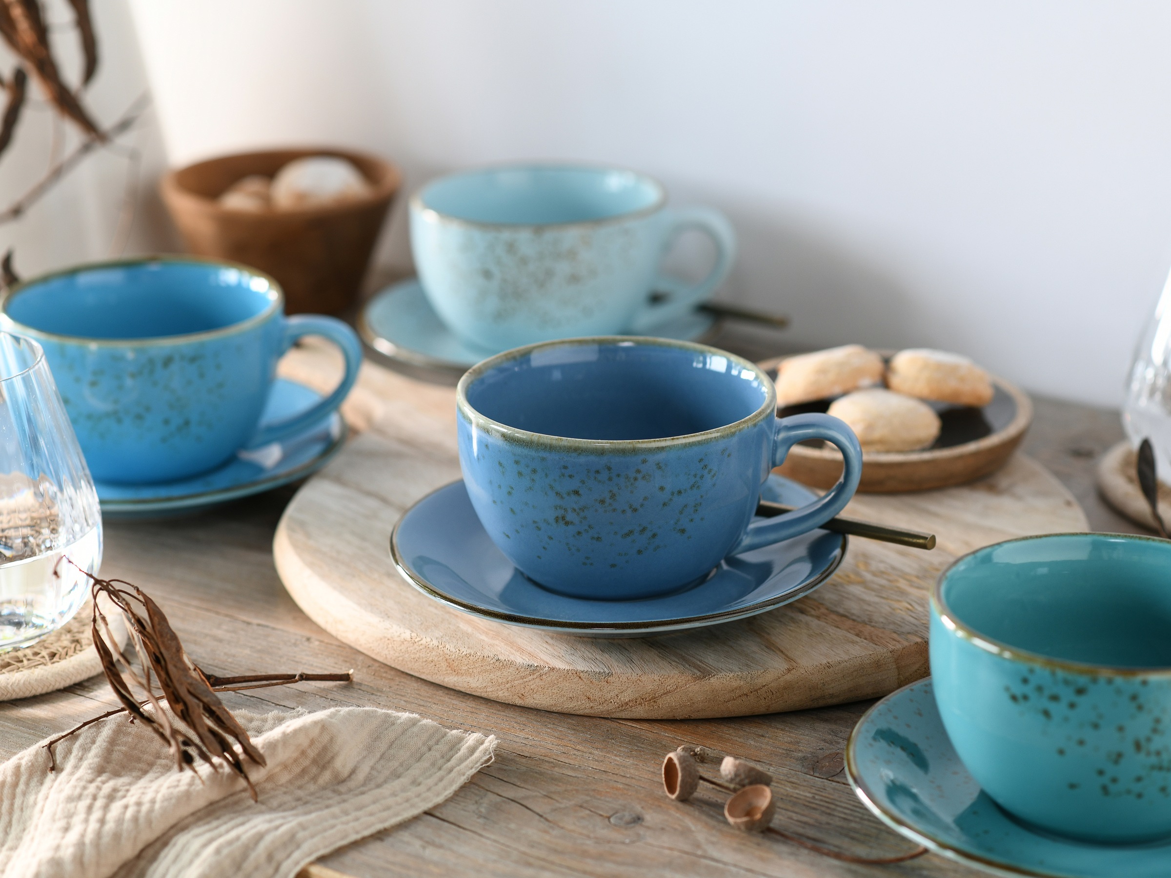 CreaTable Cappuccinotasse »Kaffeetasse NATURE COLLECTION Aqua« Tassen Set, aktuelle Blautöne mit Sprenkel, 4 Tassen, 4 Untertassen