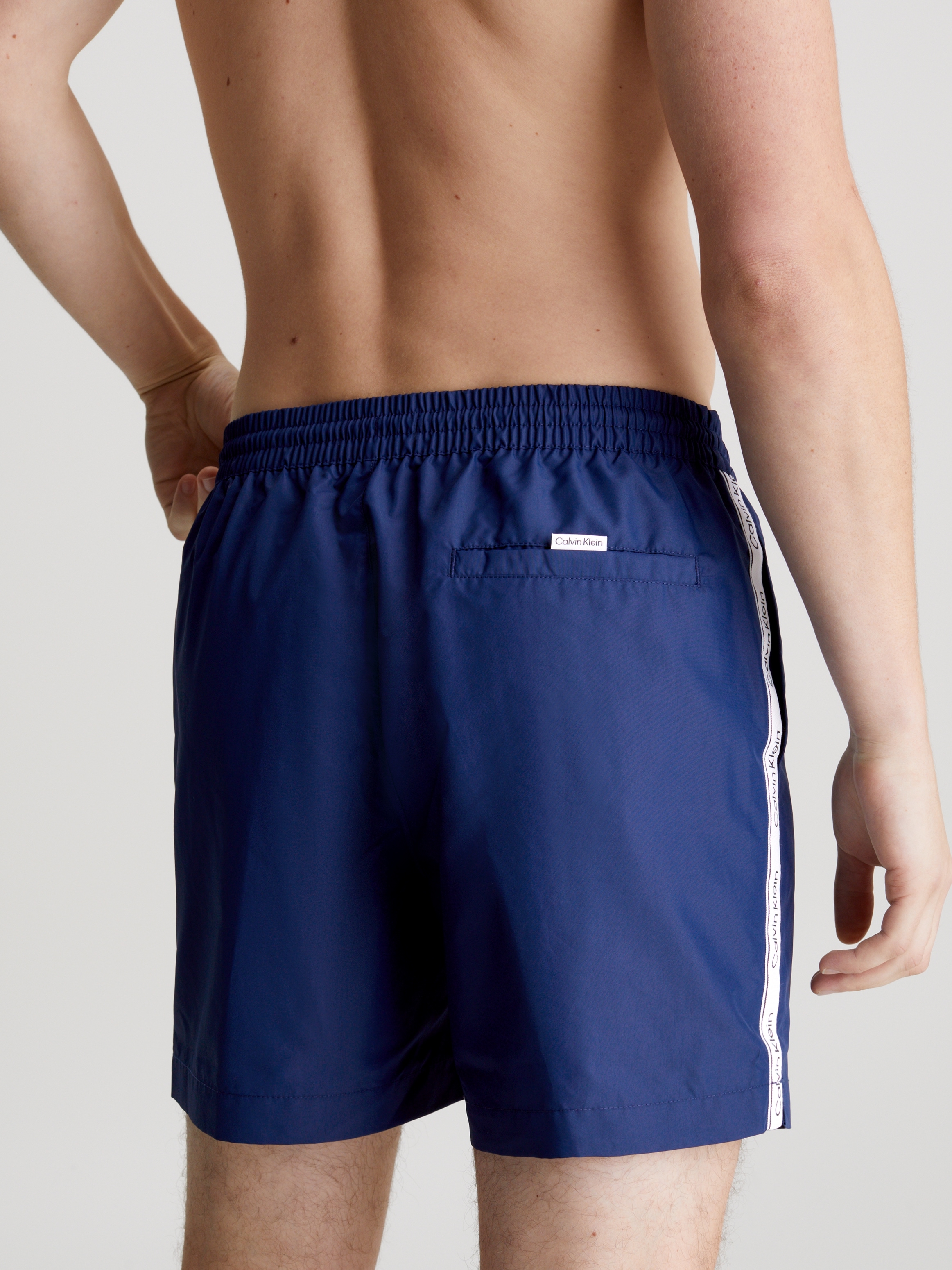 Calvin Klein Swimwear Badeshorts »MEDIUM DRAWSTRING«, mit seitlichem Logoschriftzug