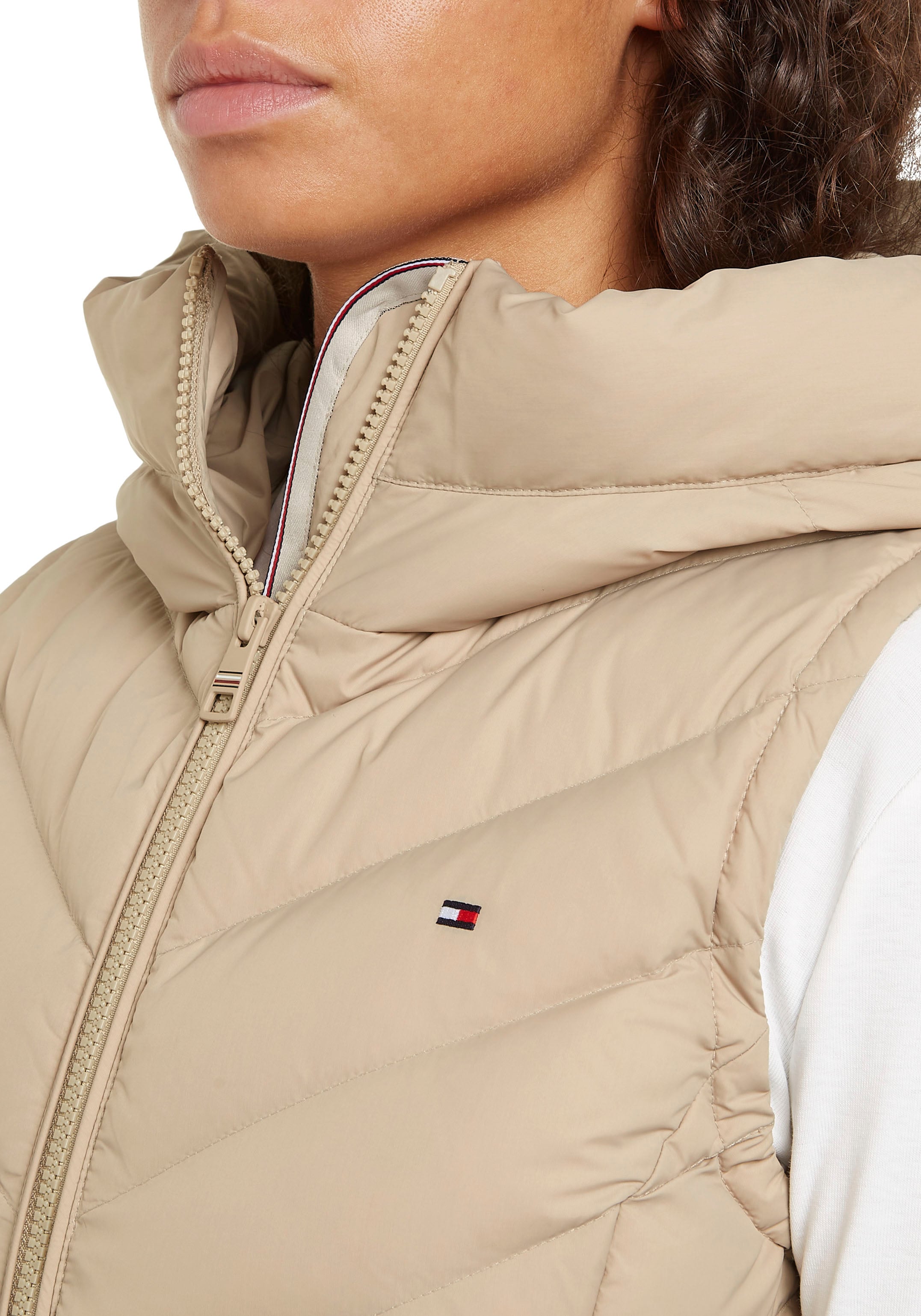 Tommy Hilfiger Steppweste »CHEVRON MW PADDED VEST«, mit mittelstarker Wattierung und Tommy Hilfiger Markenlabel